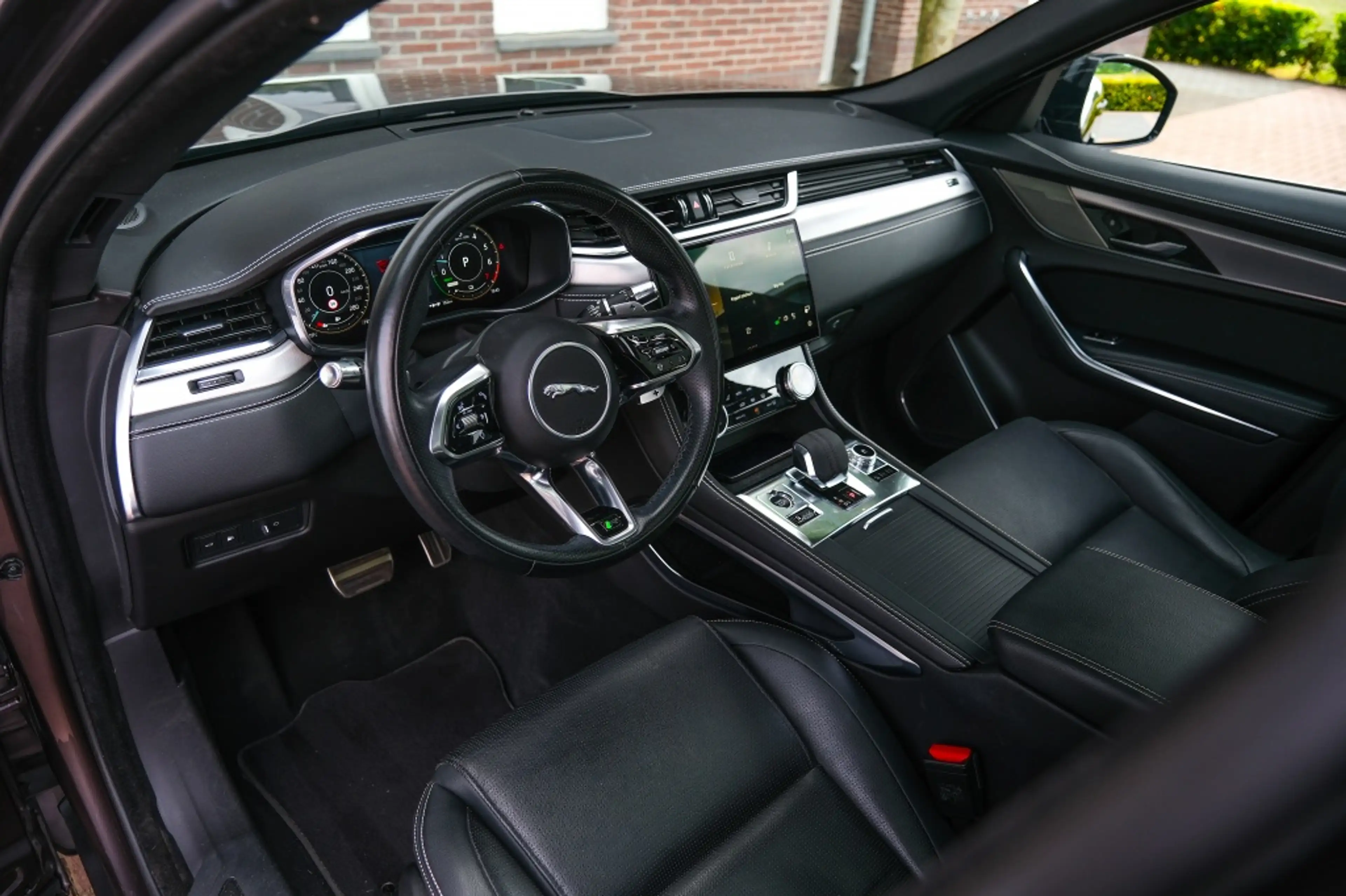 Jaguar F-Pace 2.0 P400e PHEV R-Dynamic Black — photo 6
