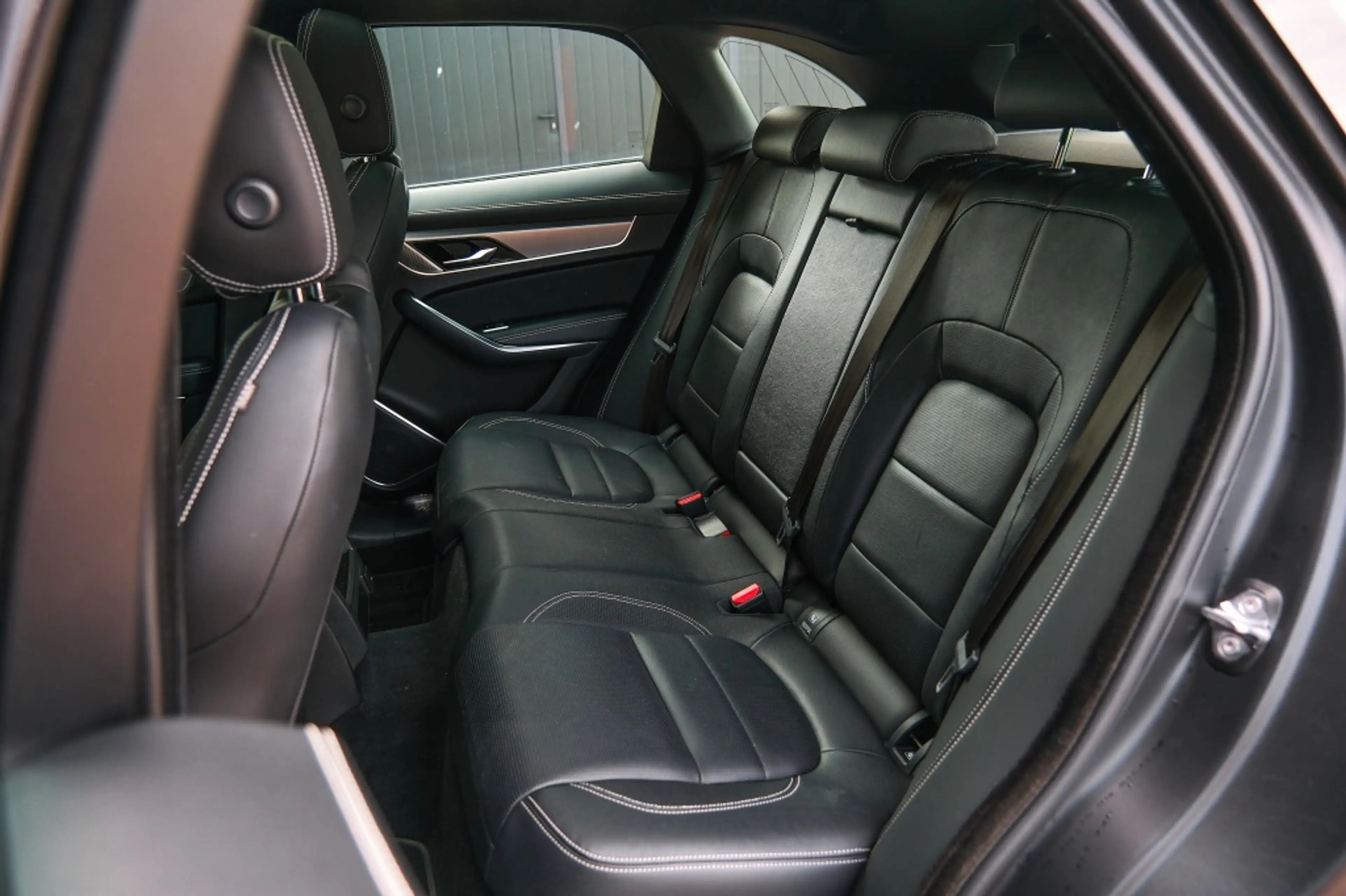 Jaguar F-Pace 2.0 P400e PHEV R-Dynamic Black — photo 9