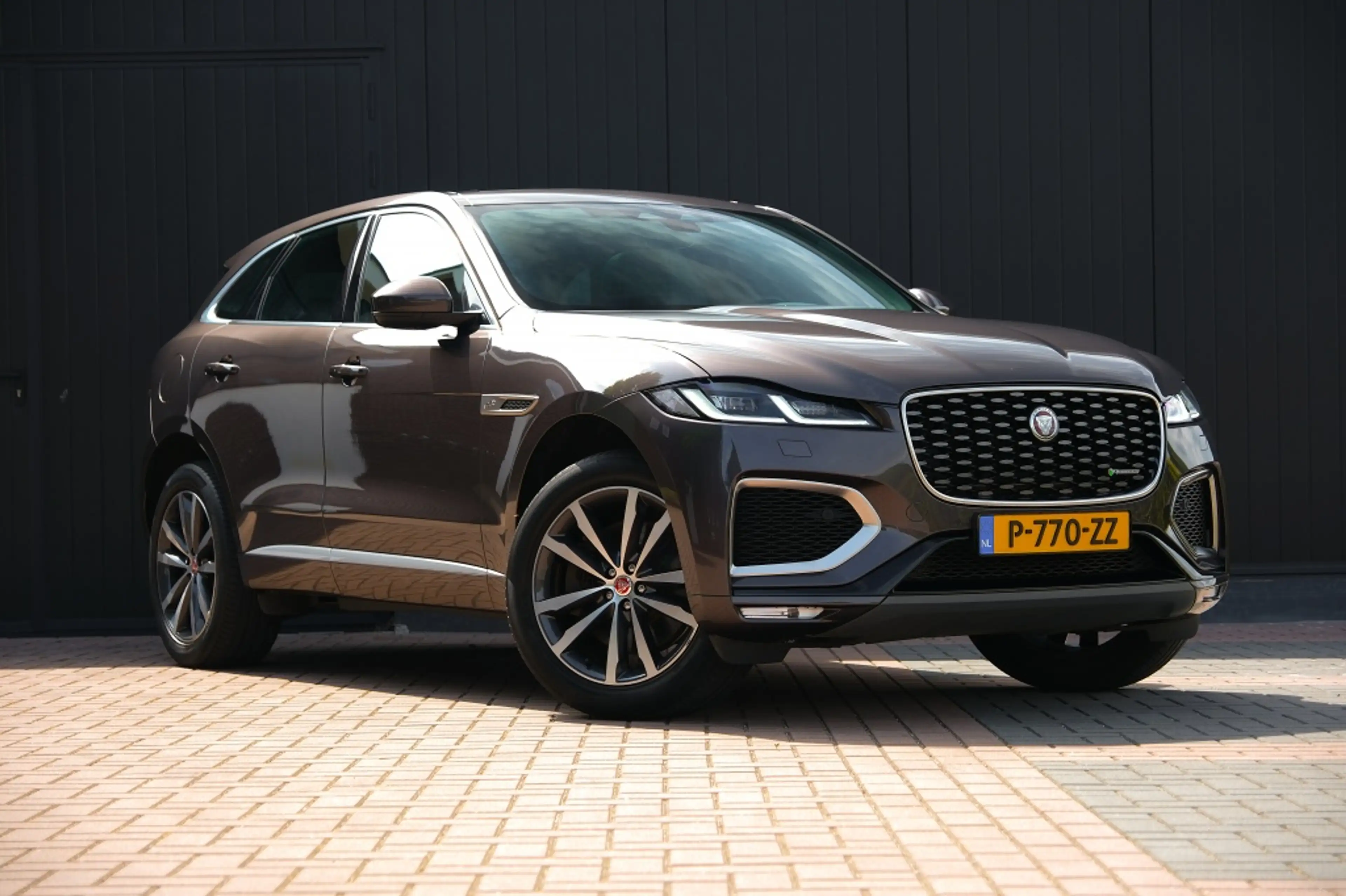 Jaguar F-Pace 2.0 P400e PHEV R-Dynamic Black — photo 14