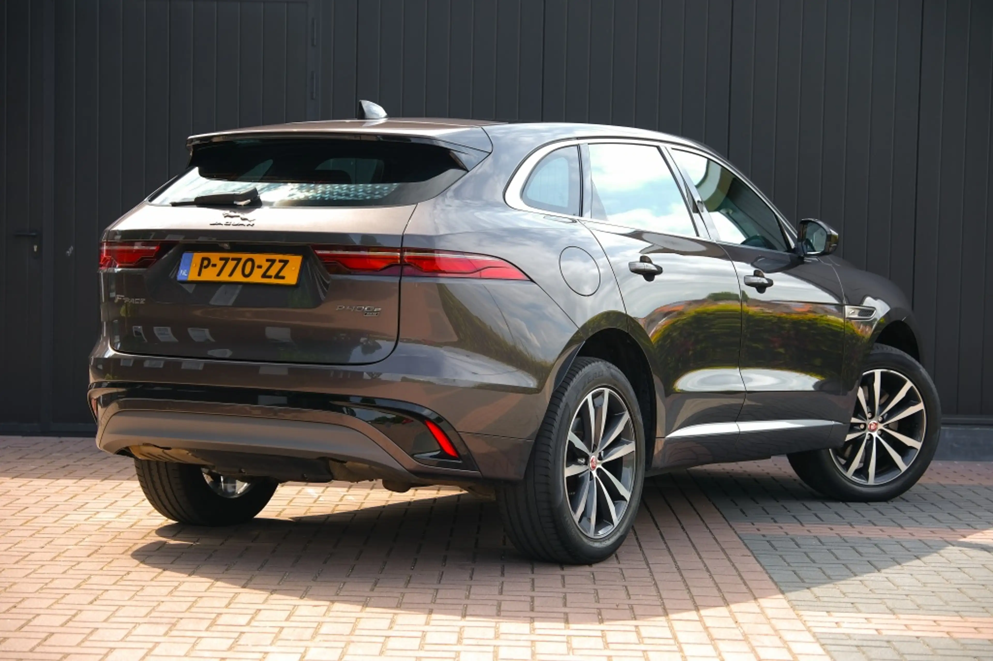 Jaguar F-Pace 2.0 P400e PHEV R-Dynamic Black — photo 4
