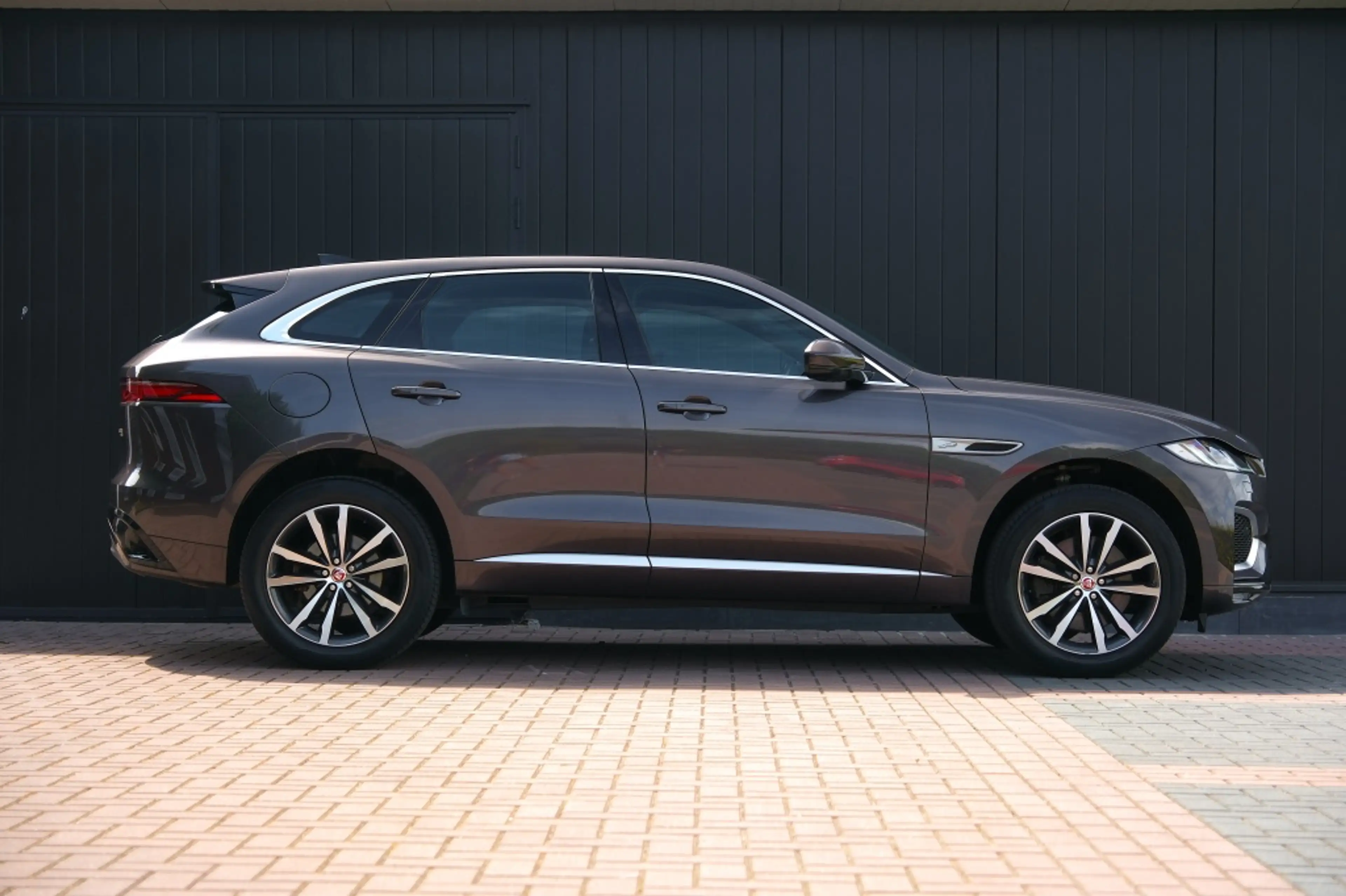 Jaguar F-Pace 2.0 P400e PHEV R-Dynamic Black — photo 15