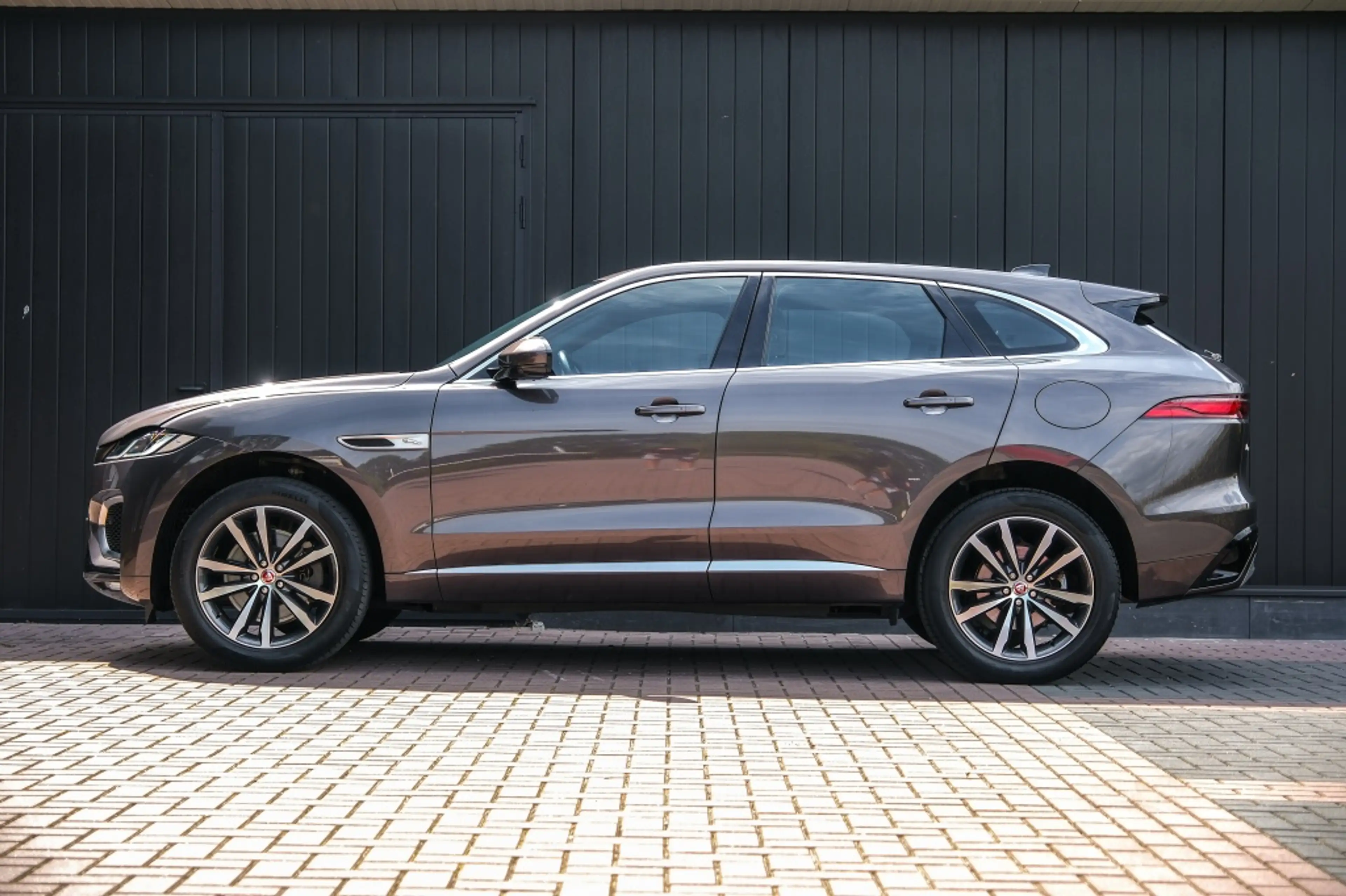 Jaguar F-Pace 2.0 P400e PHEV R-Dynamic Black — photo 3