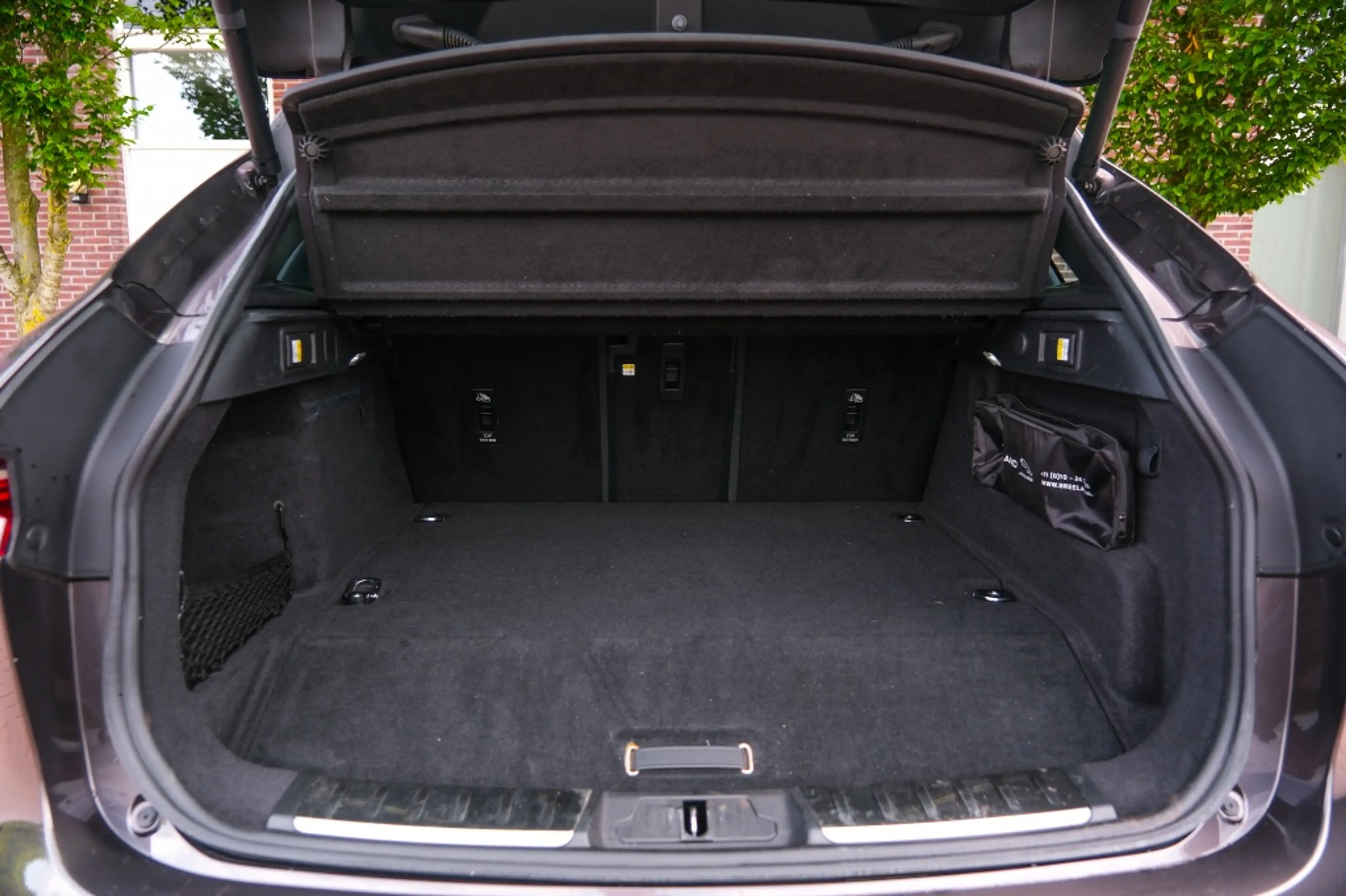 Jaguar F-Pace 2.0 P400e PHEV R-Dynamic Black — photo 10