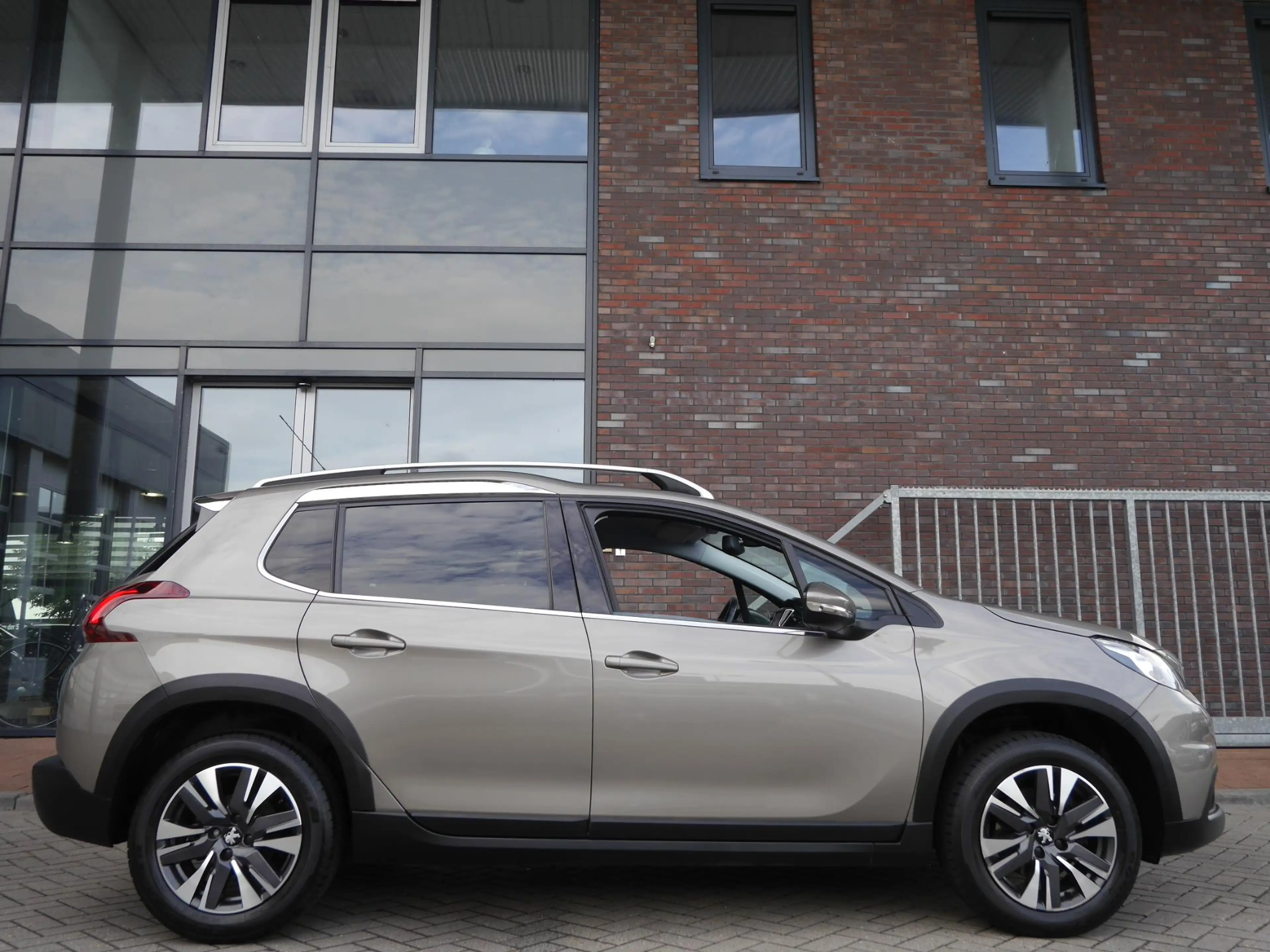 Peugeot 2008 1.2 PureTech Allure | Apple Carplay | Navigatie | — photo 3