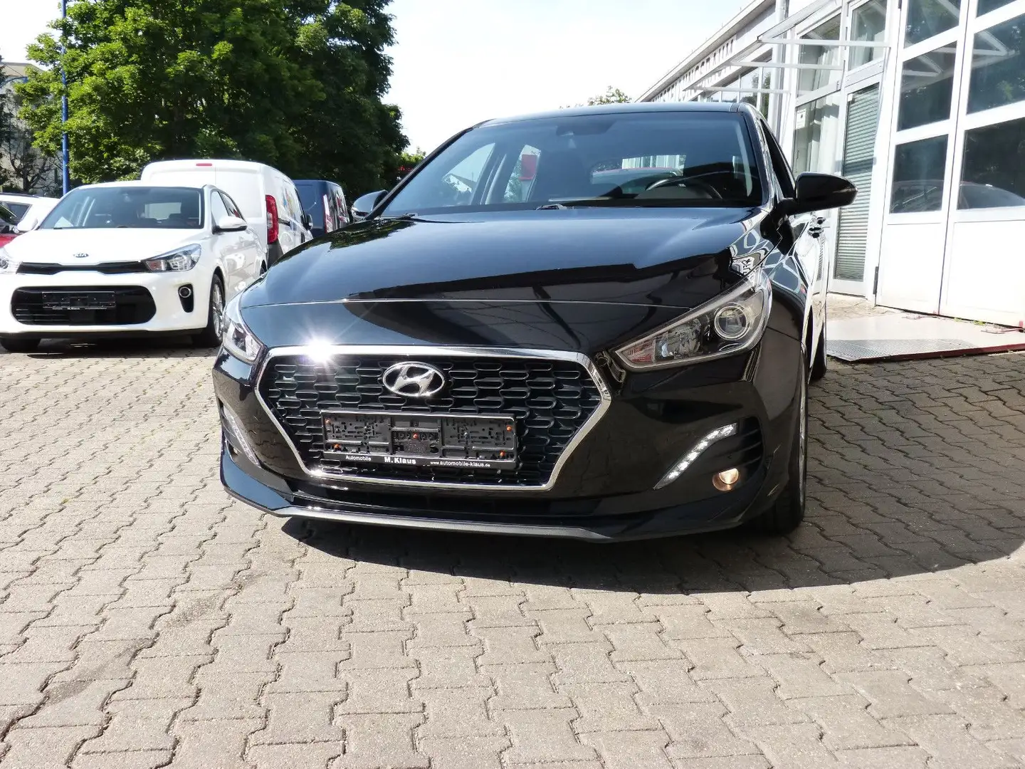 Hyundai i30 LIFE KOMFORT SHZ LHZ APPLE KAMERA  KLIMAAUT. Schwarz - 2