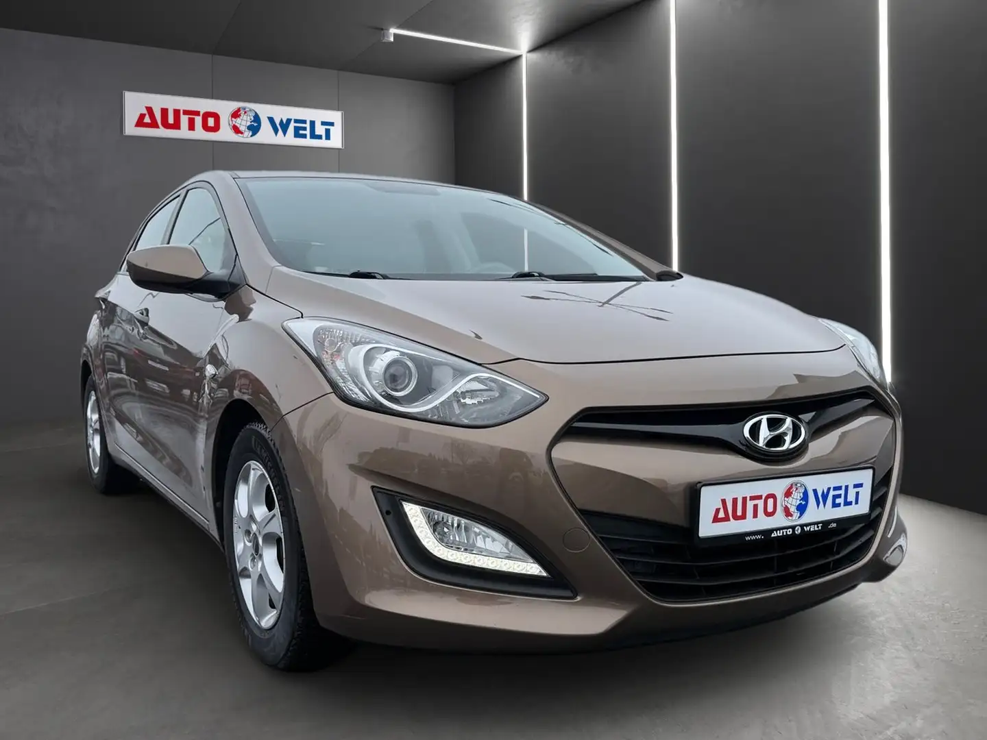 Hyundai i30 1.4 Classic PDC Klima Bluetooth USB AUX Brun - 2