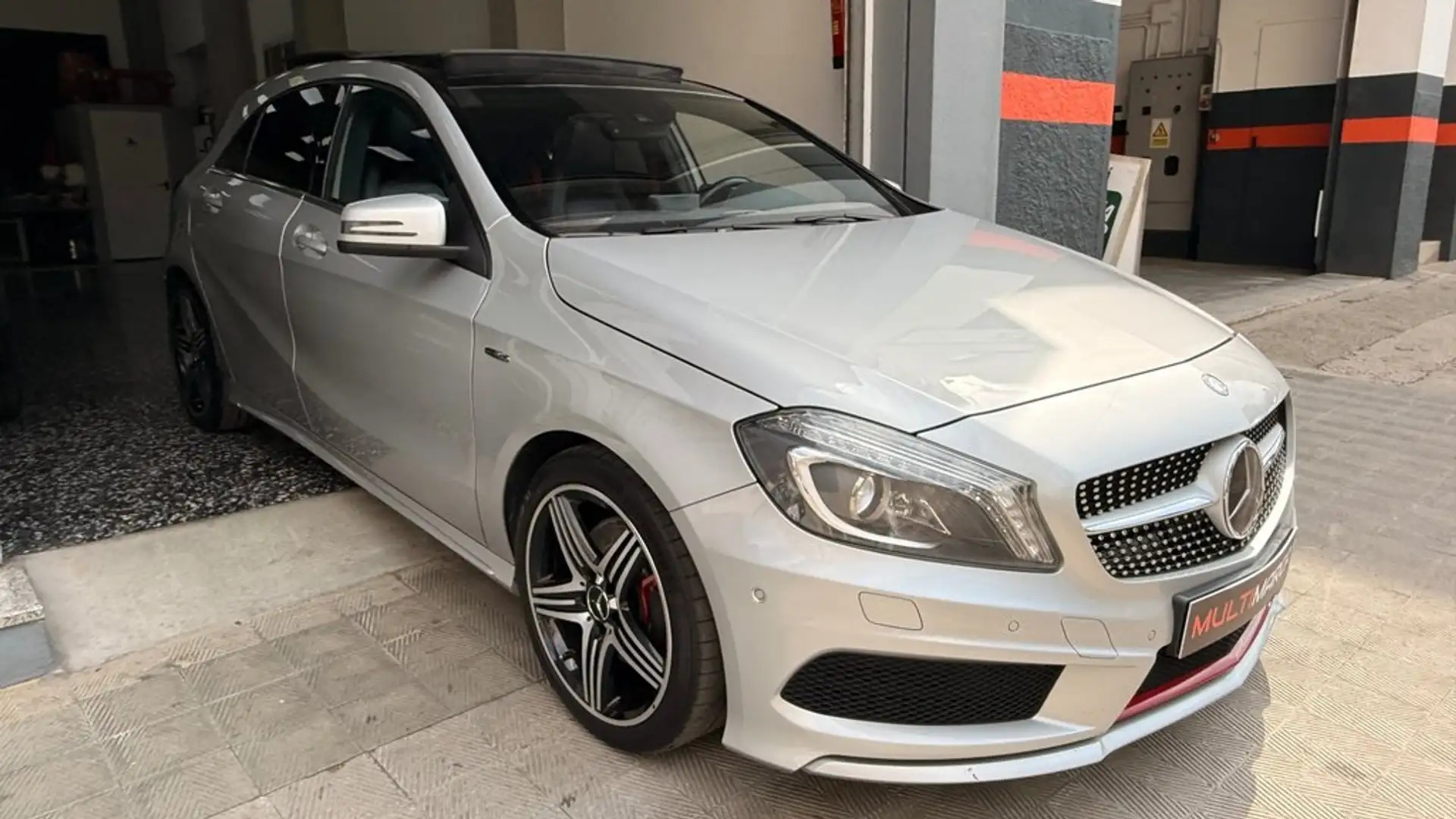 Mercedes-Benz A 250 Aut. AMG Line Gris - 2