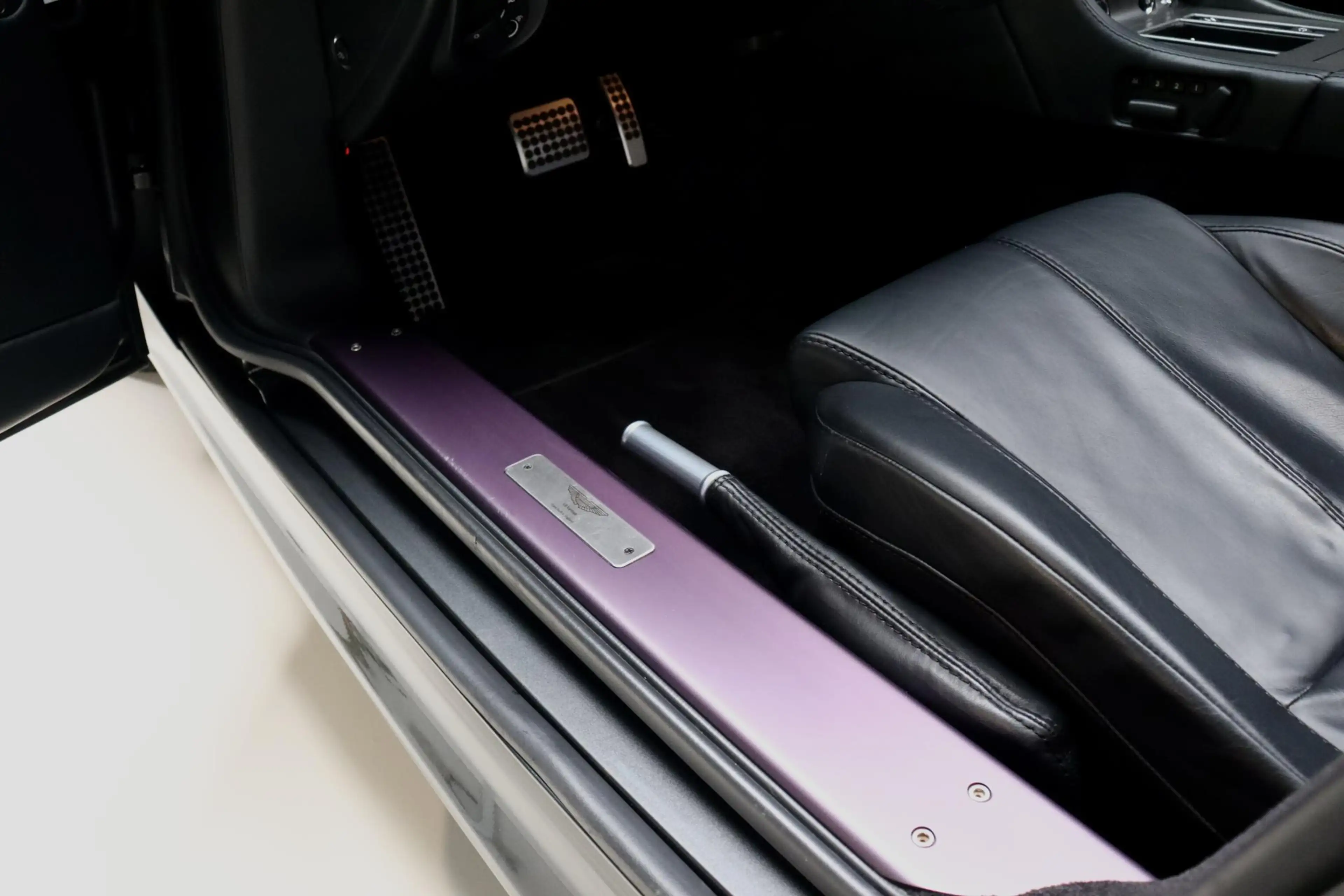Aston Martin Vantage V8 Roadster 4.7 V8 — photo 10