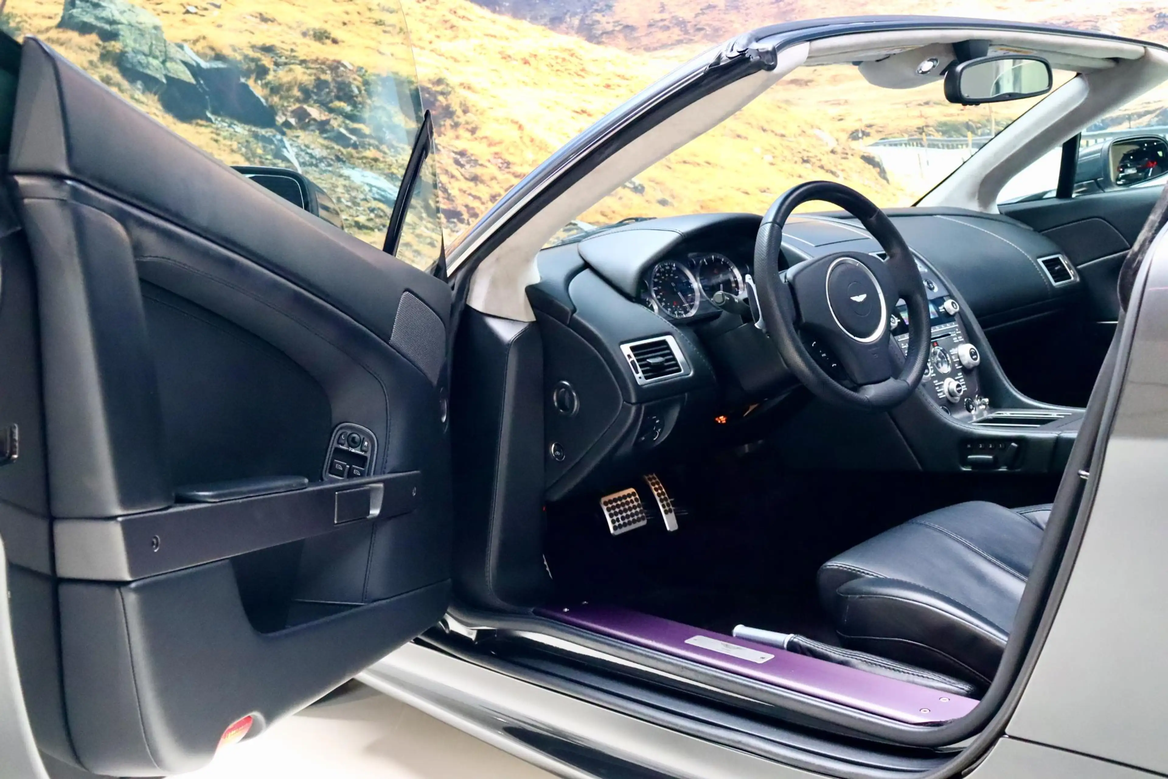 Aston Martin Vantage V8 Roadster 4.7 V8 — photo 8