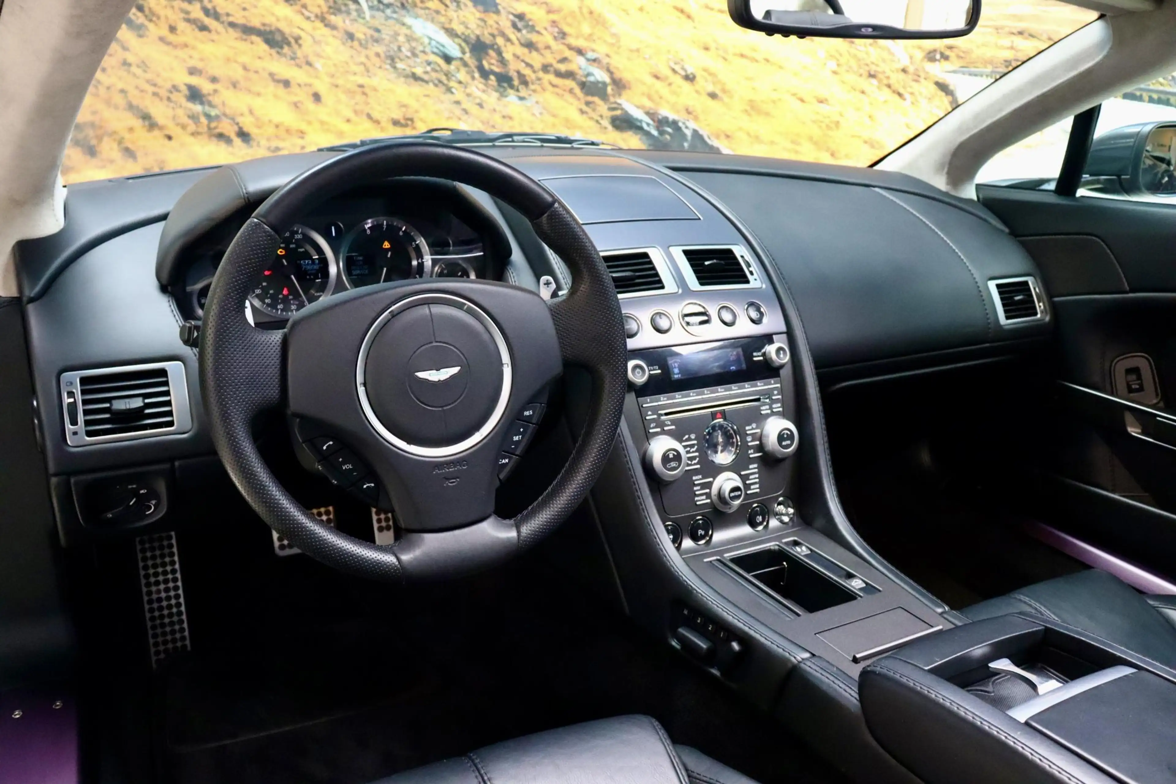 Aston Martin Vantage V8 Roadster 4.7 V8 — photo 11