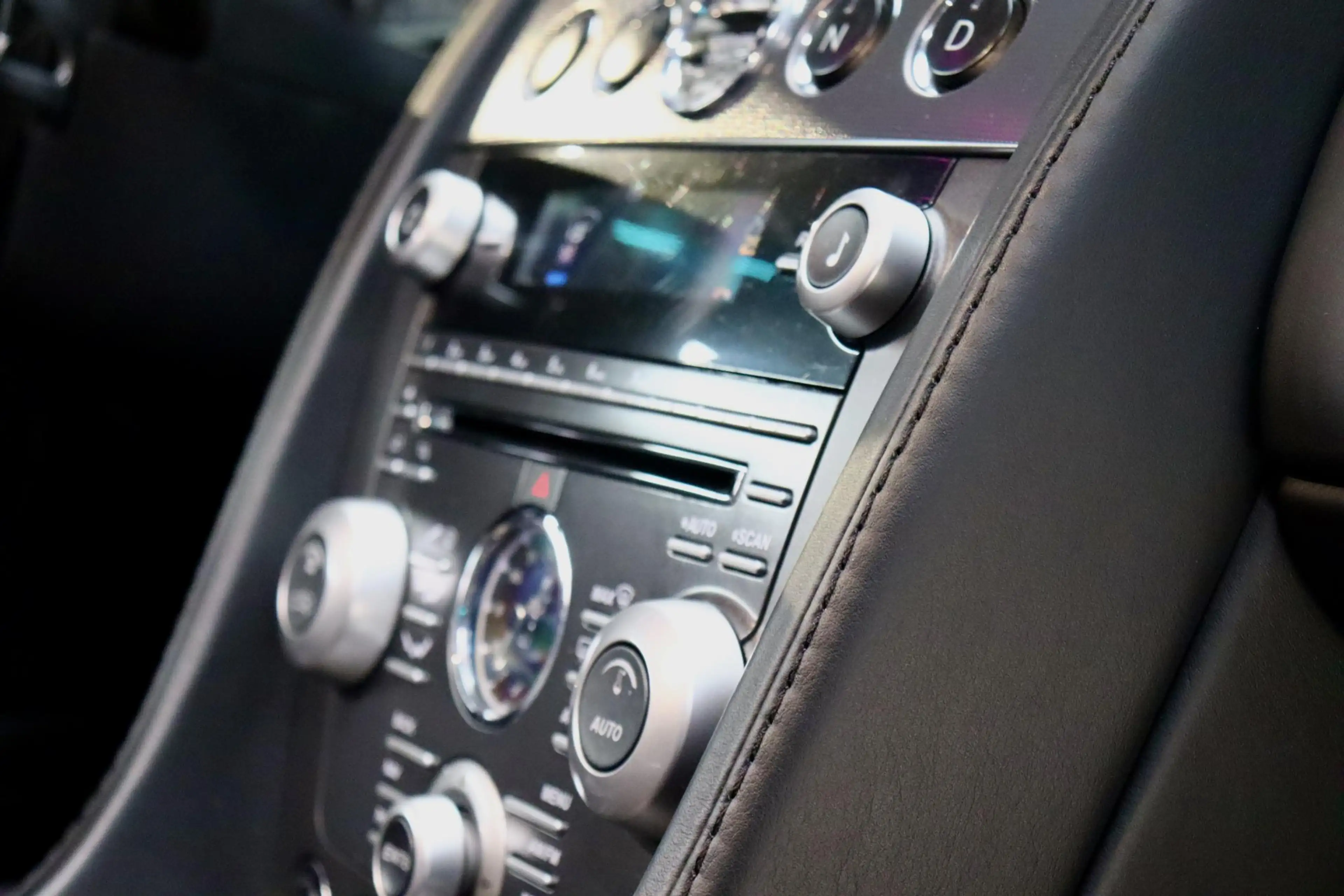 Aston Martin Vantage V8 Roadster 4.7 V8 — photo 16