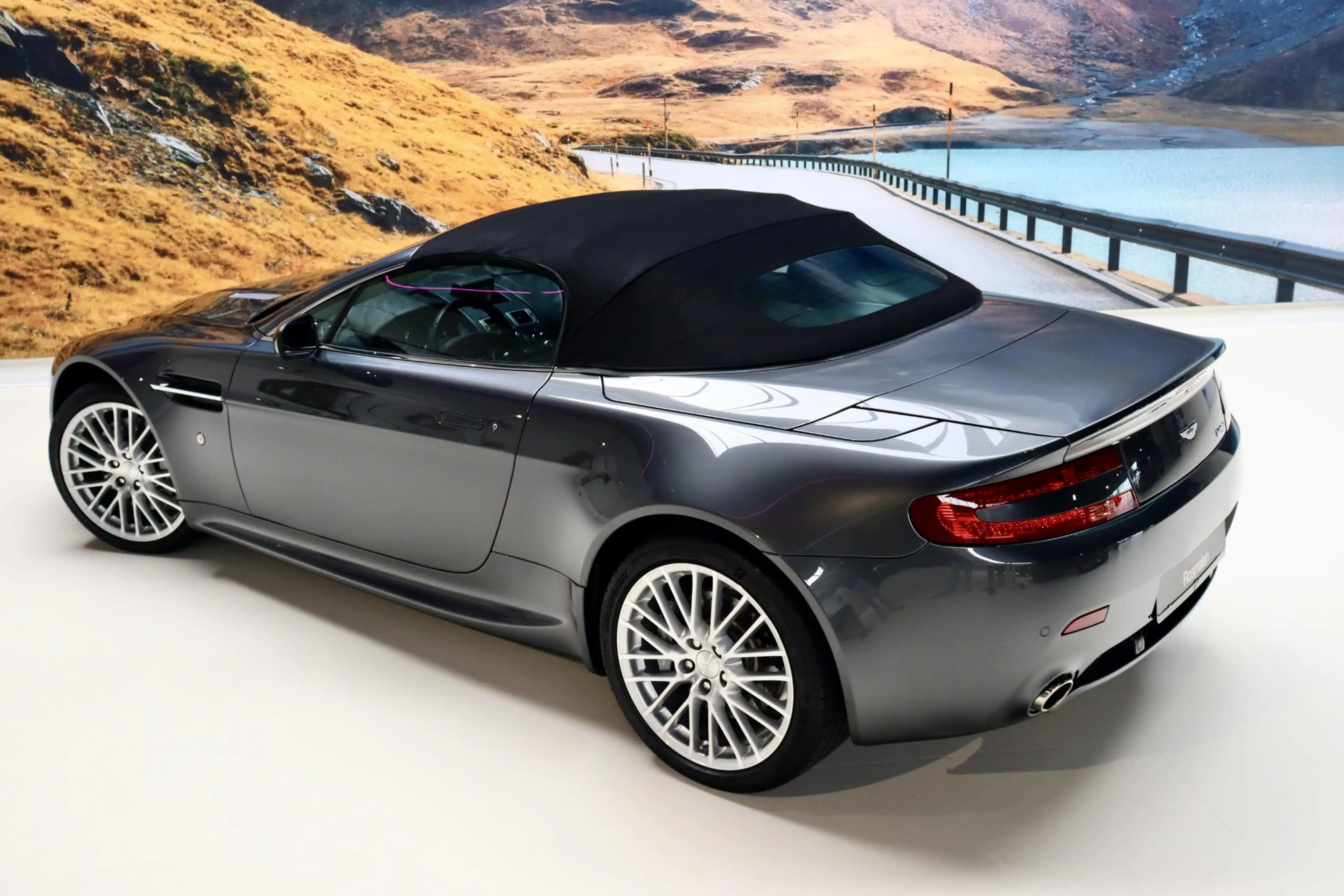 Aston Martin Vantage V8 Roadster 4.7 V8 — photo 27