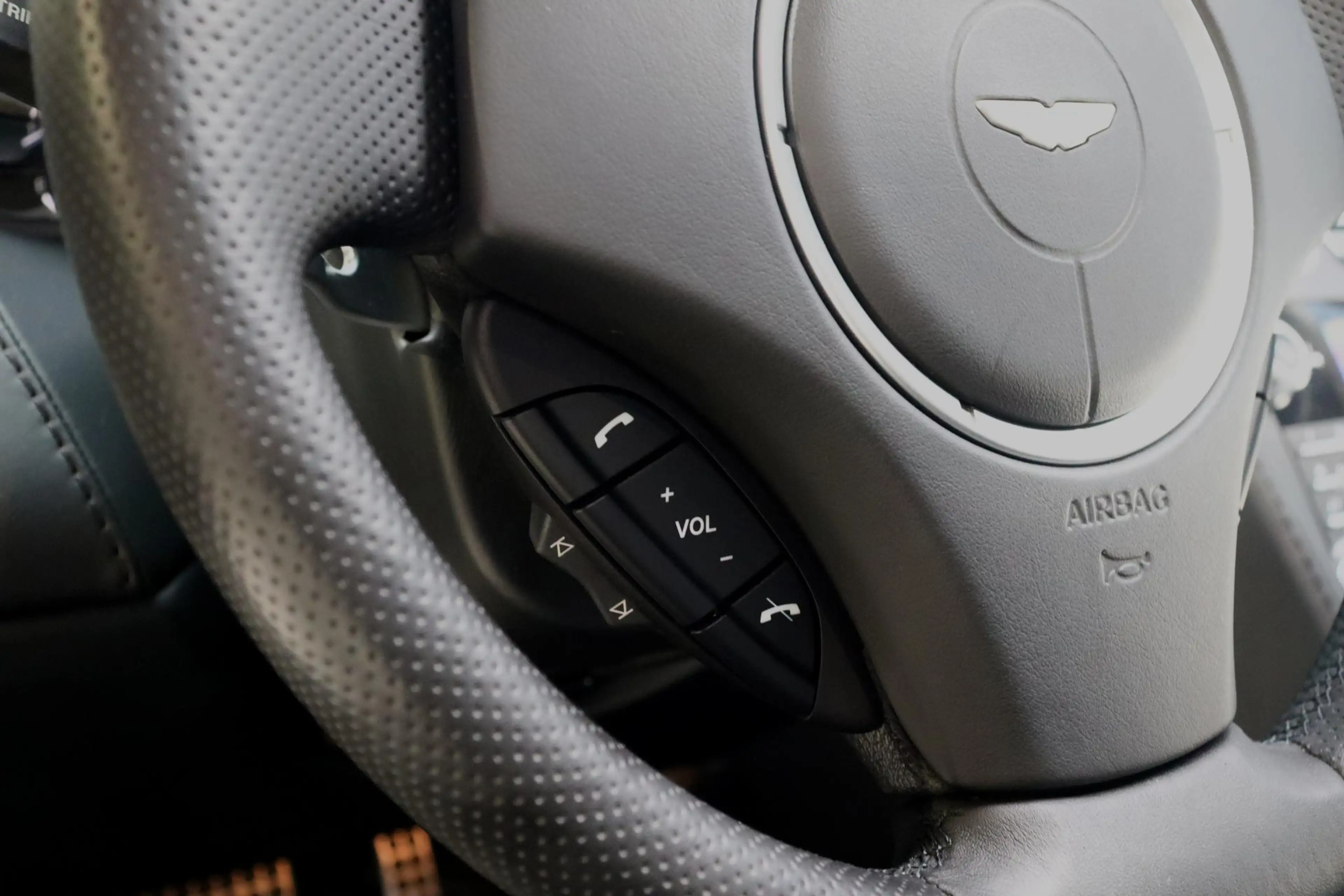 Aston Martin Vantage V8 Roadster 4.7 V8 — photo 17