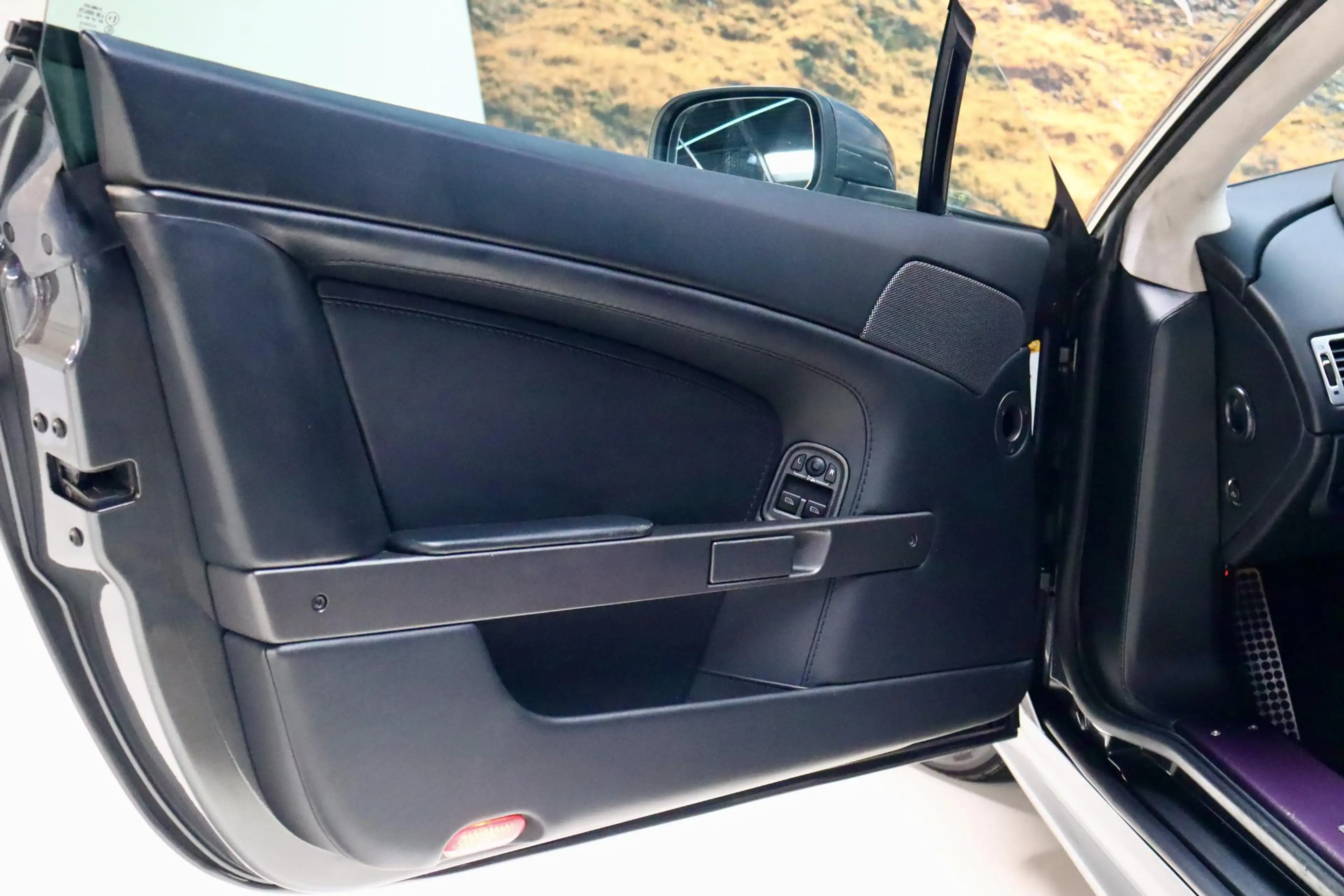 Aston Martin Vantage V8 Roadster 4.7 V8 — photo 9