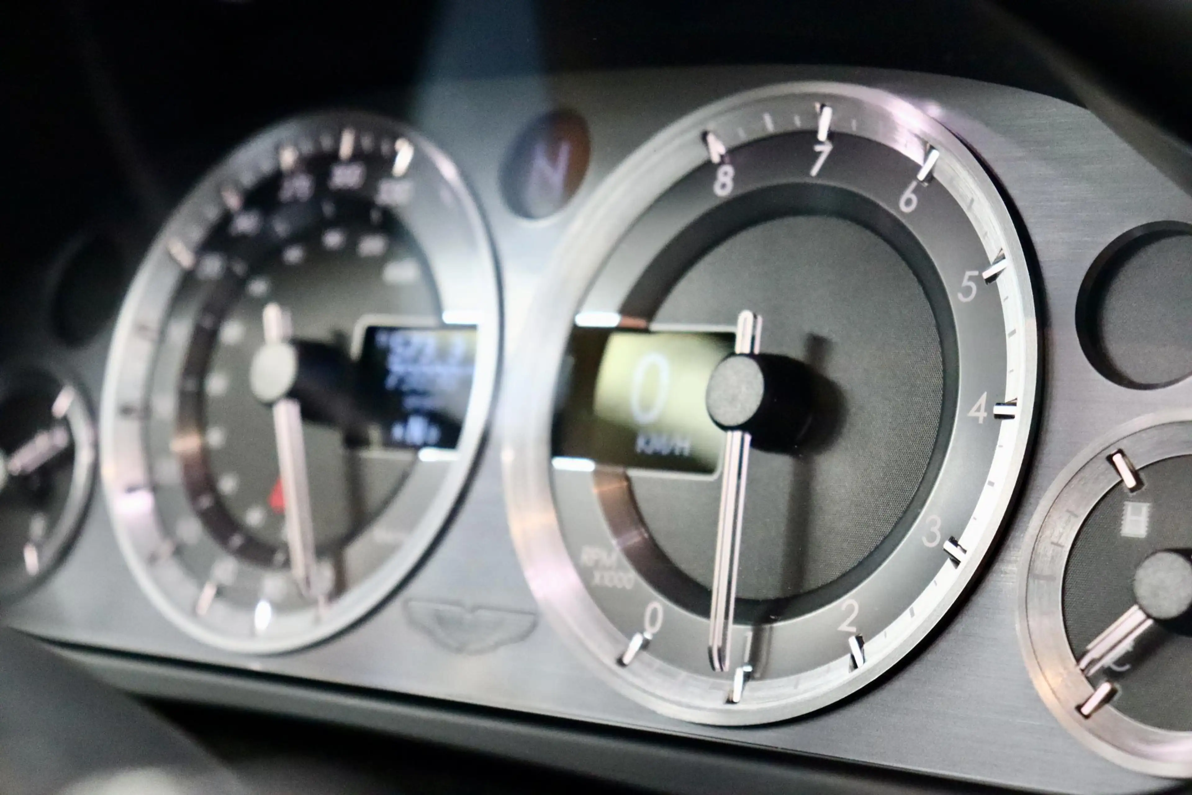 Aston Martin Vantage V8 Roadster 4.7 V8 — photo 21