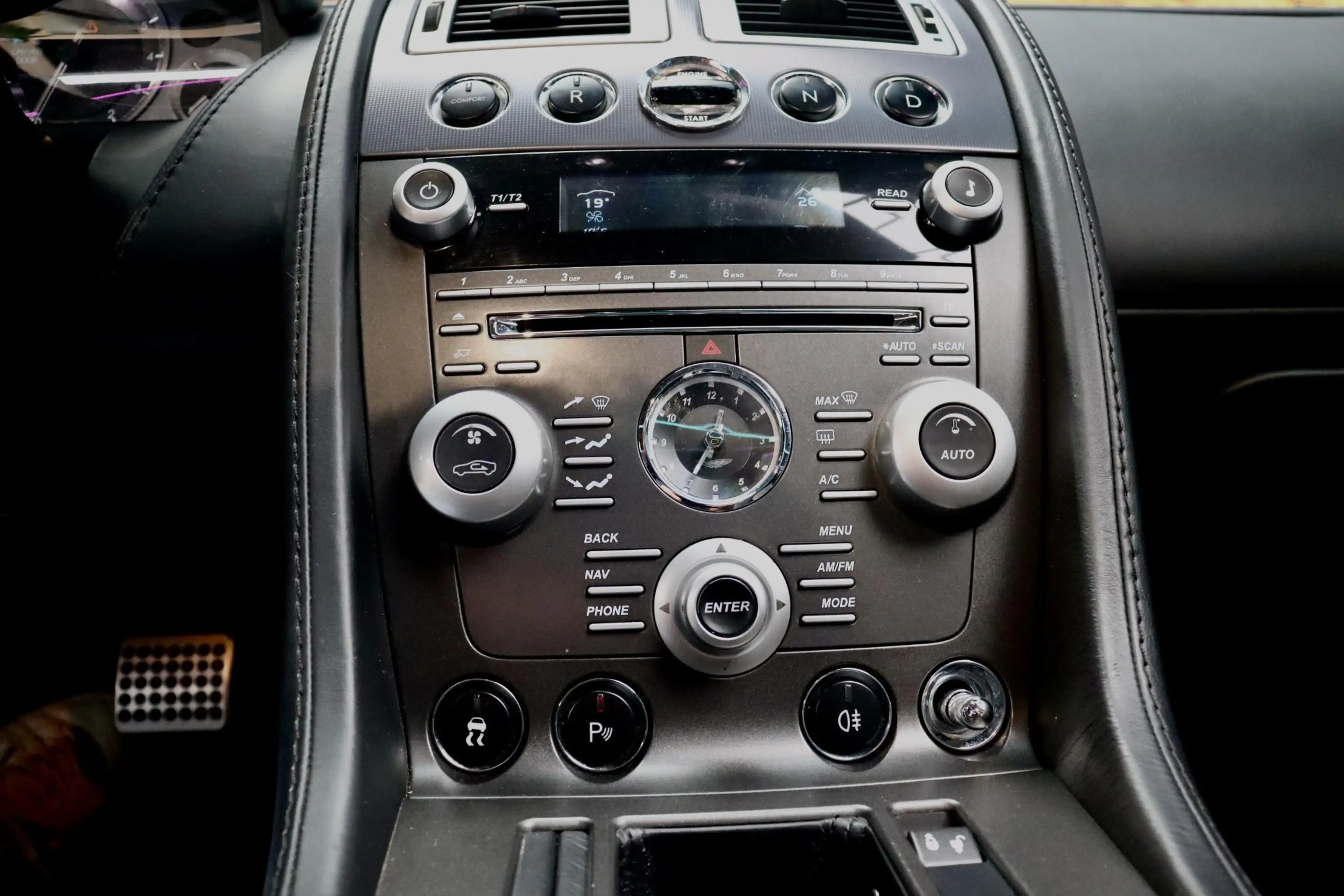 Aston Martin Vantage V8 Roadster 4.7 V8 — photo 19