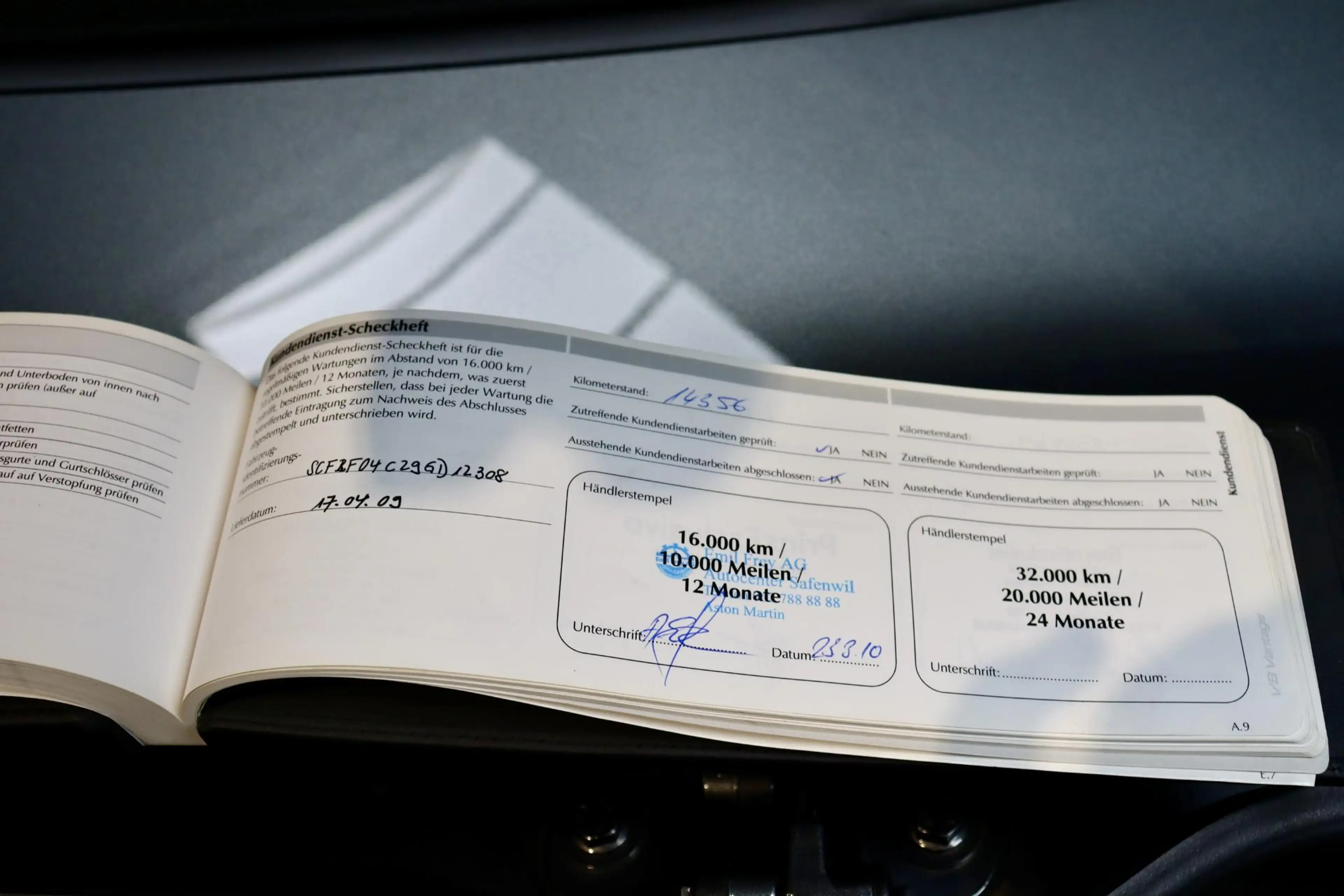 Aston Martin Vantage V8 Roadster 4.7 V8 — photo 28