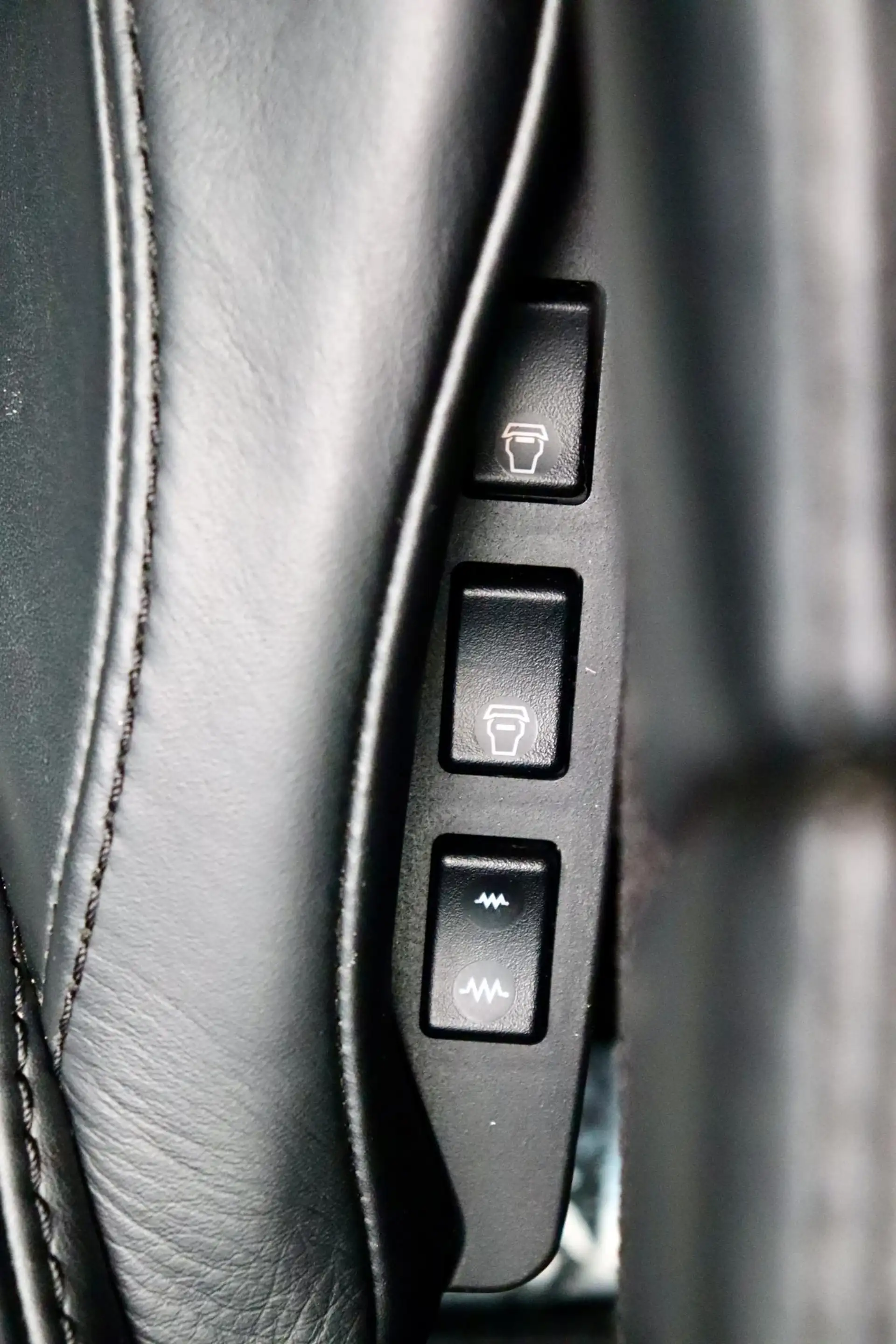 Aston Martin Vantage V8 Roadster 4.7 V8 — photo 24