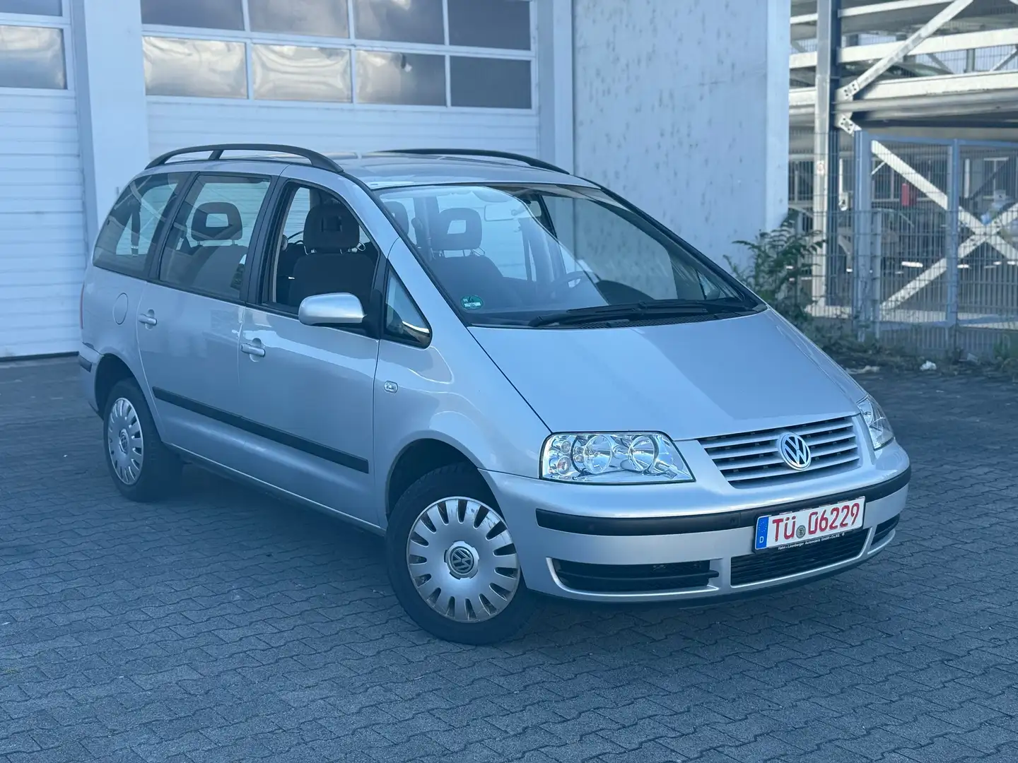 Volkswagen Sharan 1.9 TDI Aut. Klima | AHK | TÜV 01/2027 Gris - 1