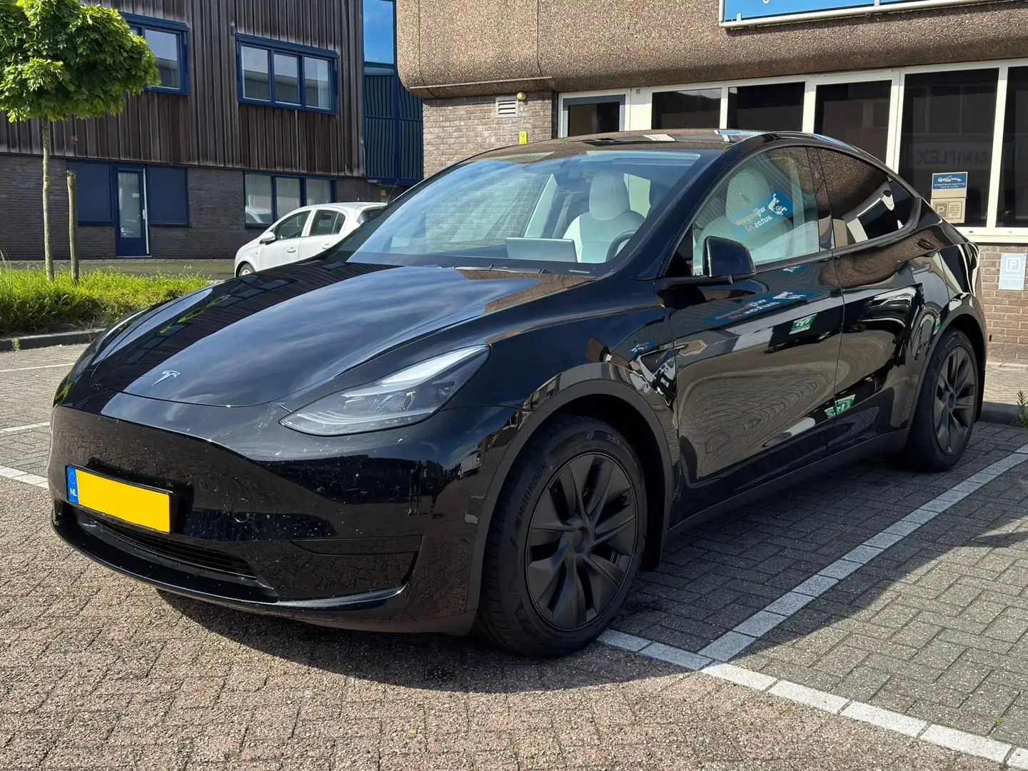 Tesla Model Y Model Y RWD 58 kWh - Free Supercharging Dec/25 Zwart - 1