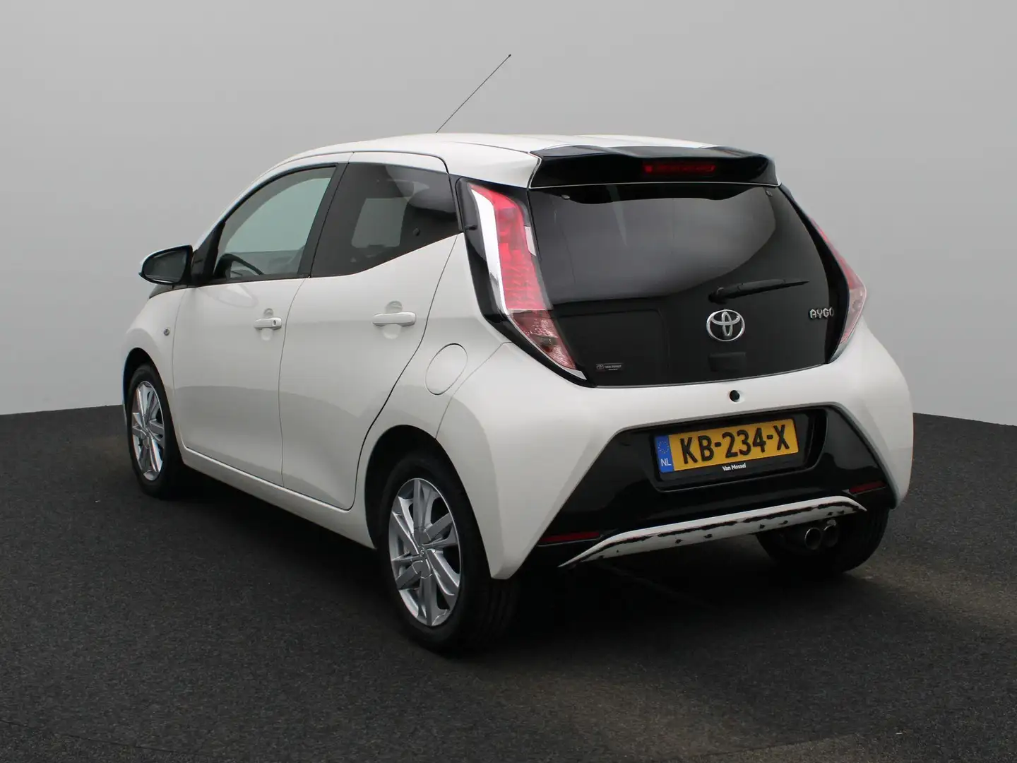 Toyota Aygo 1.0 VVT-i x-sport | Airconditioning | Achteruitrij Wit - 2