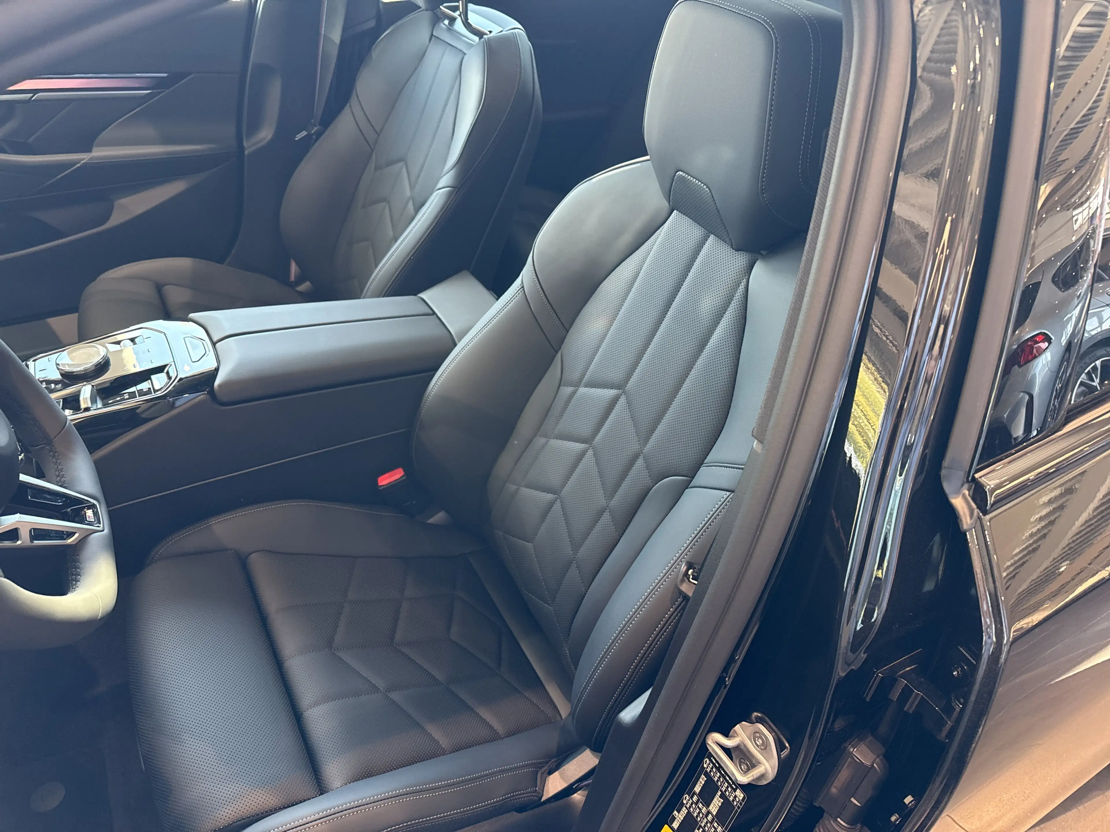 BMW 550 e xDrive Touring — photo 10