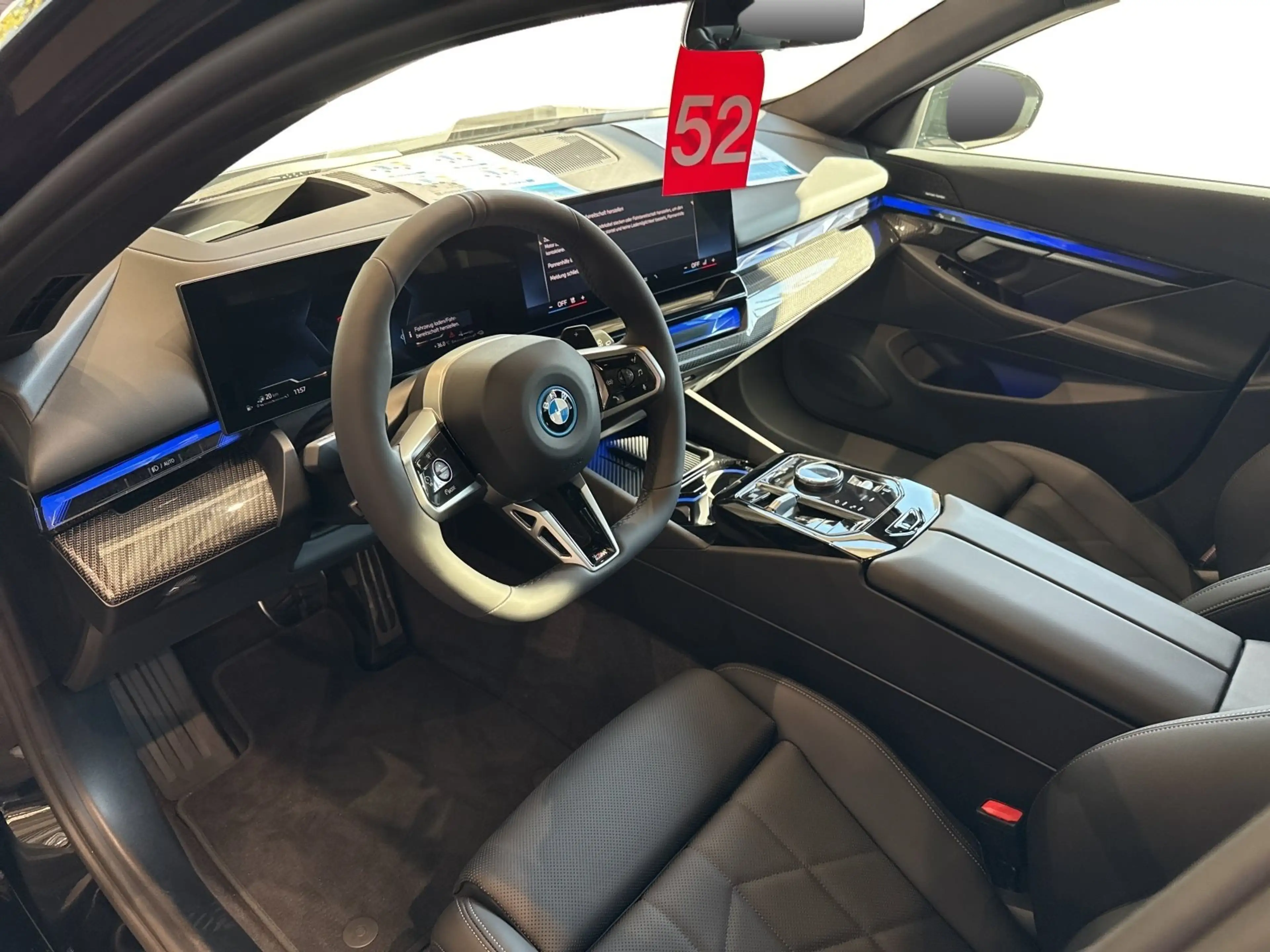 BMW 550 e xDrive Touring — photo 12