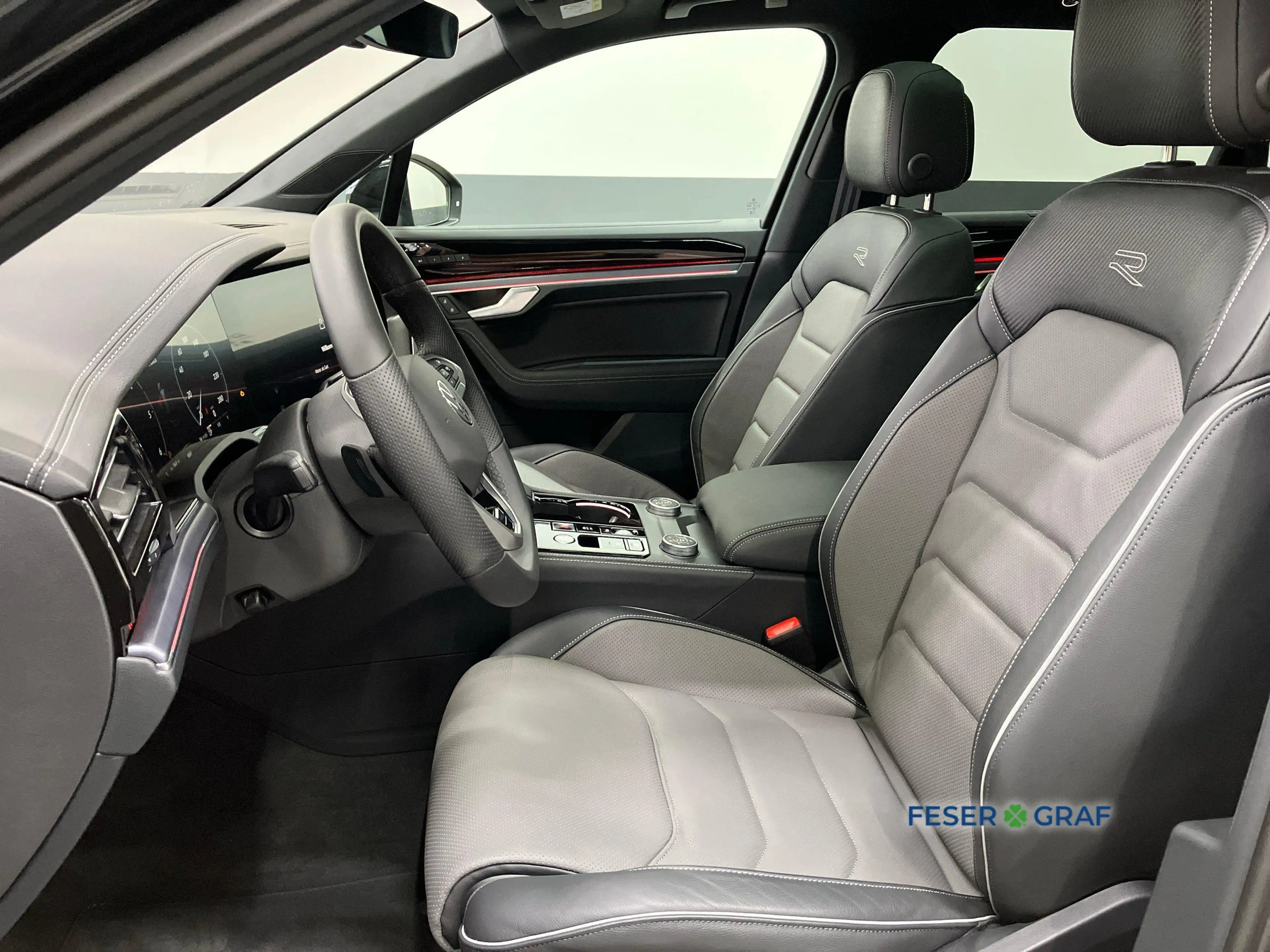 Volkswagen Touareg R-Line TDI Pano AHK AIR 22" 360° Stdhz. — photo 6
