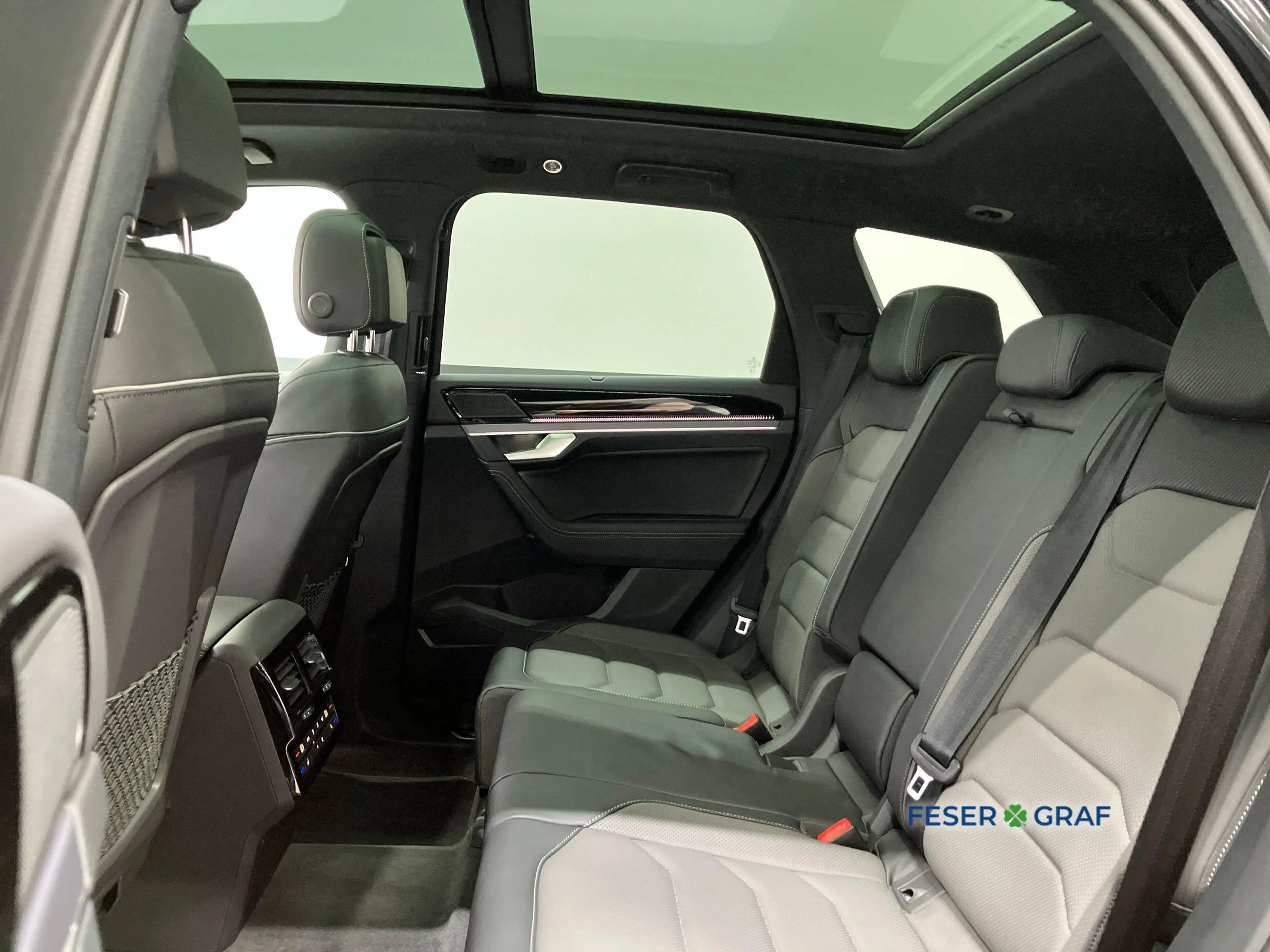 Volkswagen Touareg R-Line TDI Pano AHK AIR 22" 360° Stdhz. — photo 9