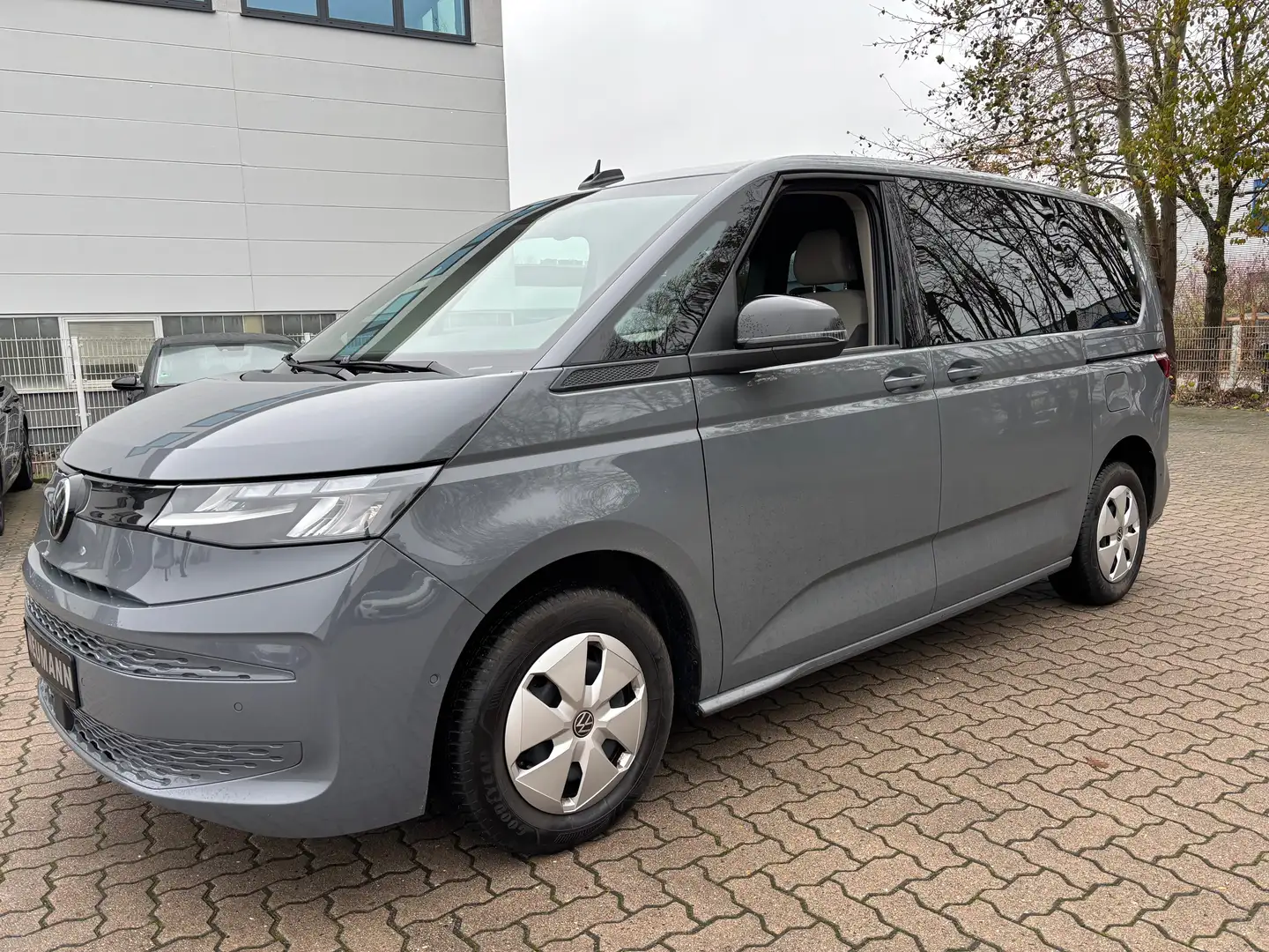 Volkswagen T7 Multivan Basis - 2