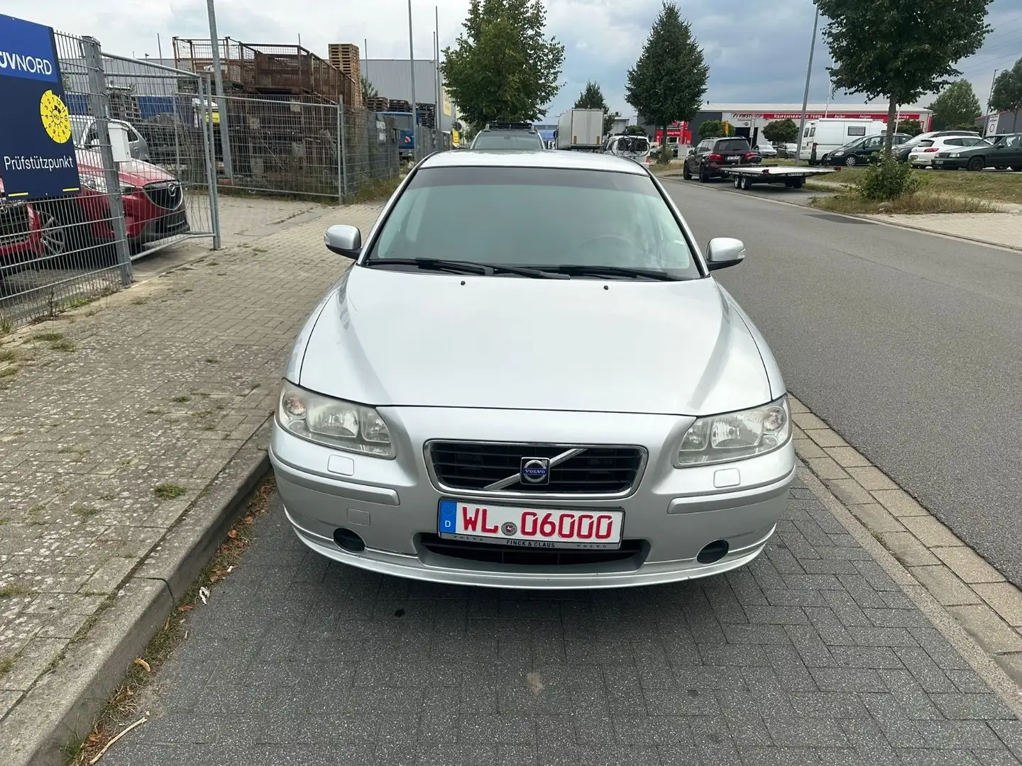 Volvo S60 2.4 Edition *AUTOMATIK*TEILLEDER*TEMPOMAT* Gris - 2