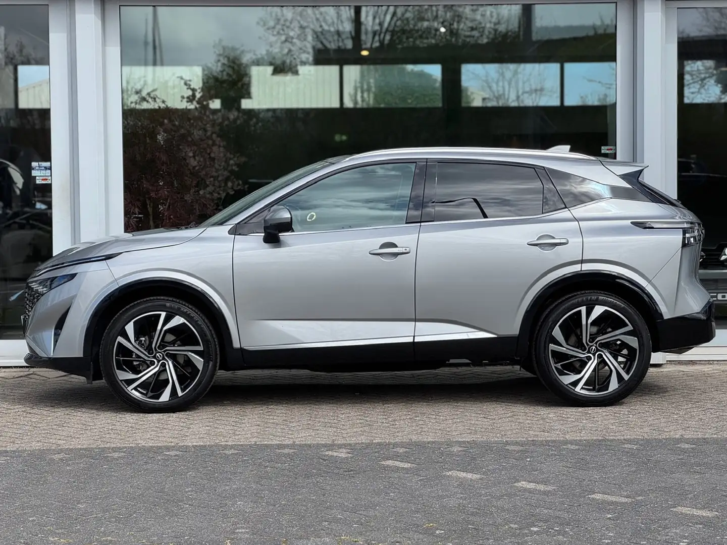 Nissan Qashqai 1.3 Mild-Hybrid 158pk Xtronic Tekna Plus | Leder | Grijs - 2