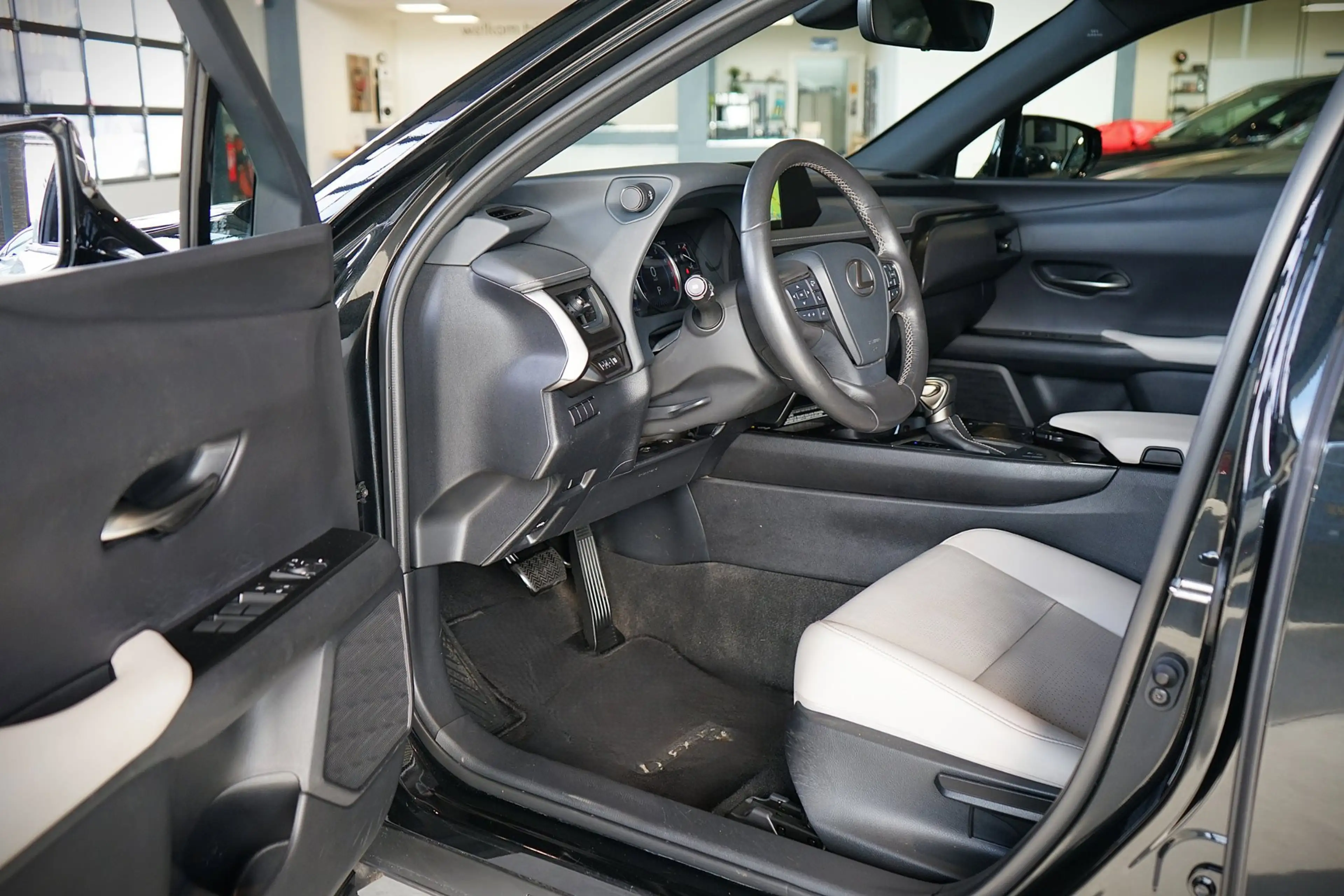 Lexus UX 250h CARPLAY | SCHUIFDAK | LEDER | DEALER ONDERHOUDEN — photo 4