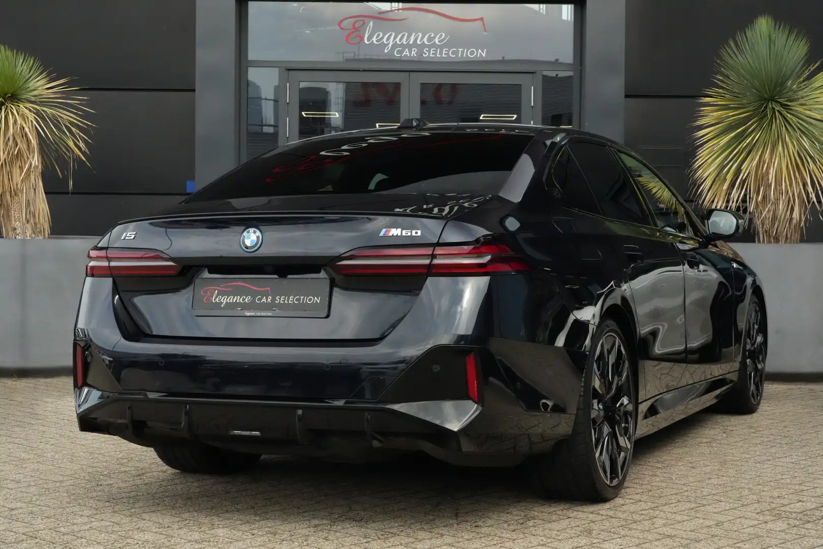 BMW i5 M60 xDrive 84 kWh 601pk Panoramadak/Bowers&Wilkins Zwart - 2