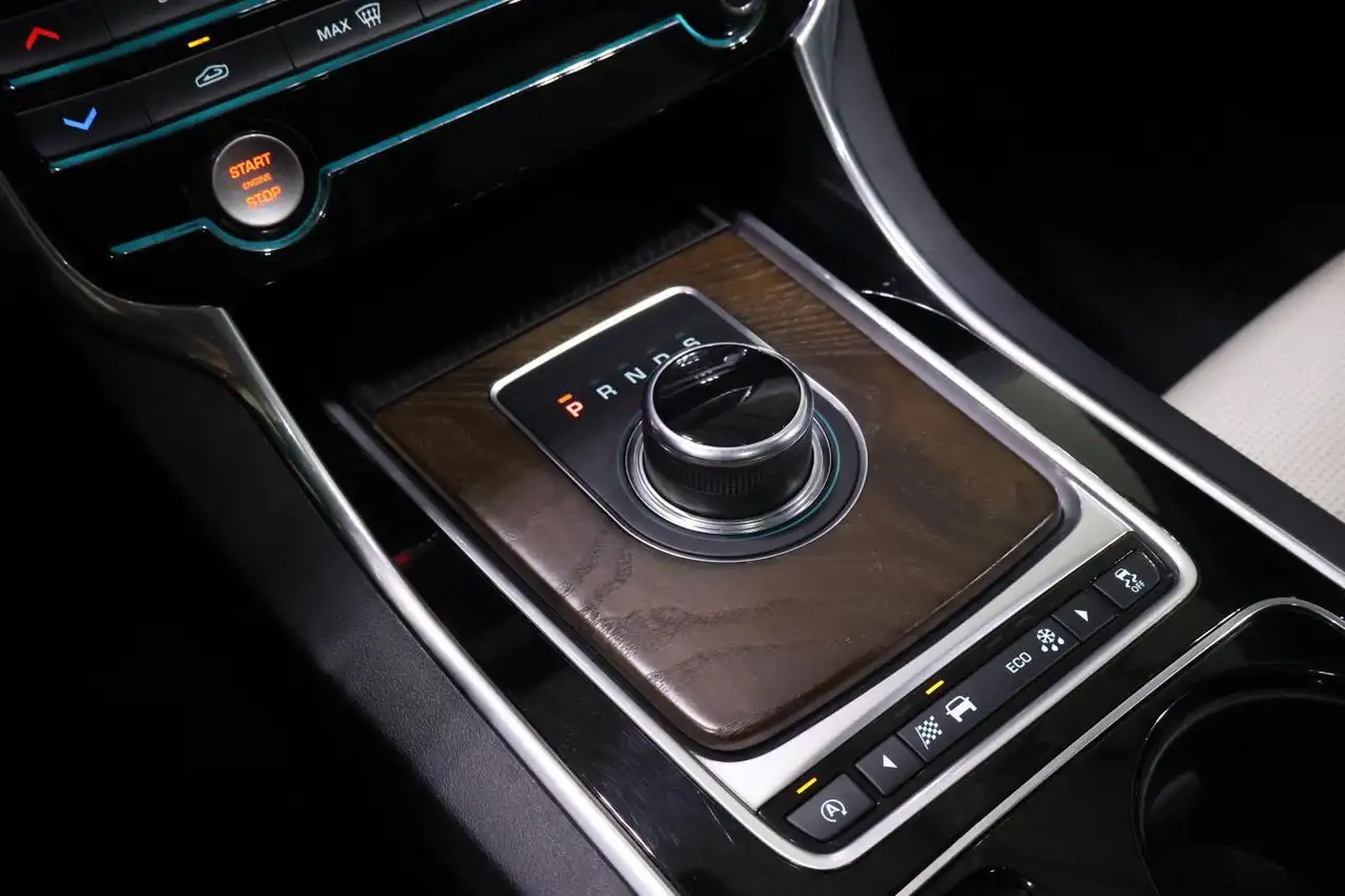 Jaguar XE снимка Jaguar XE