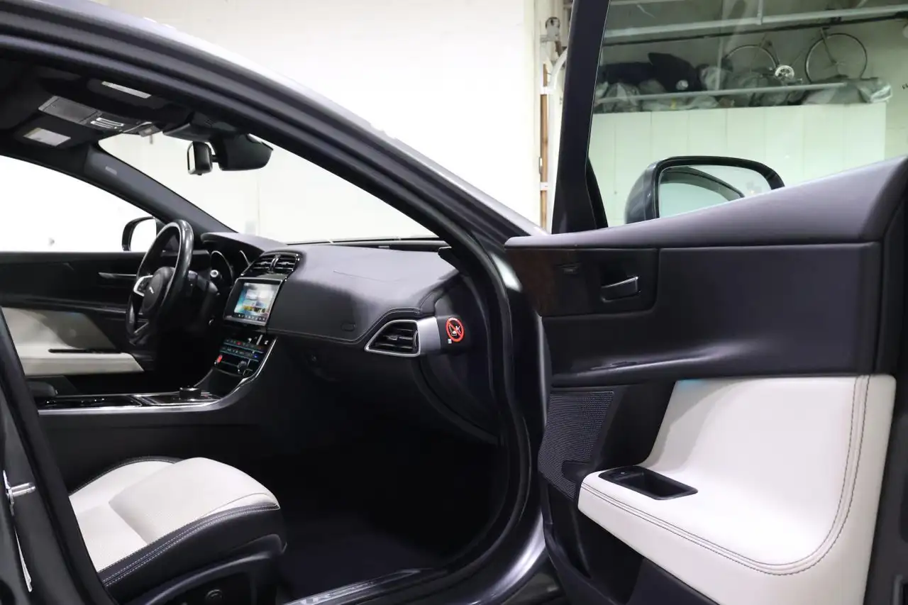 Jaguar XE снимка Jaguar XE
