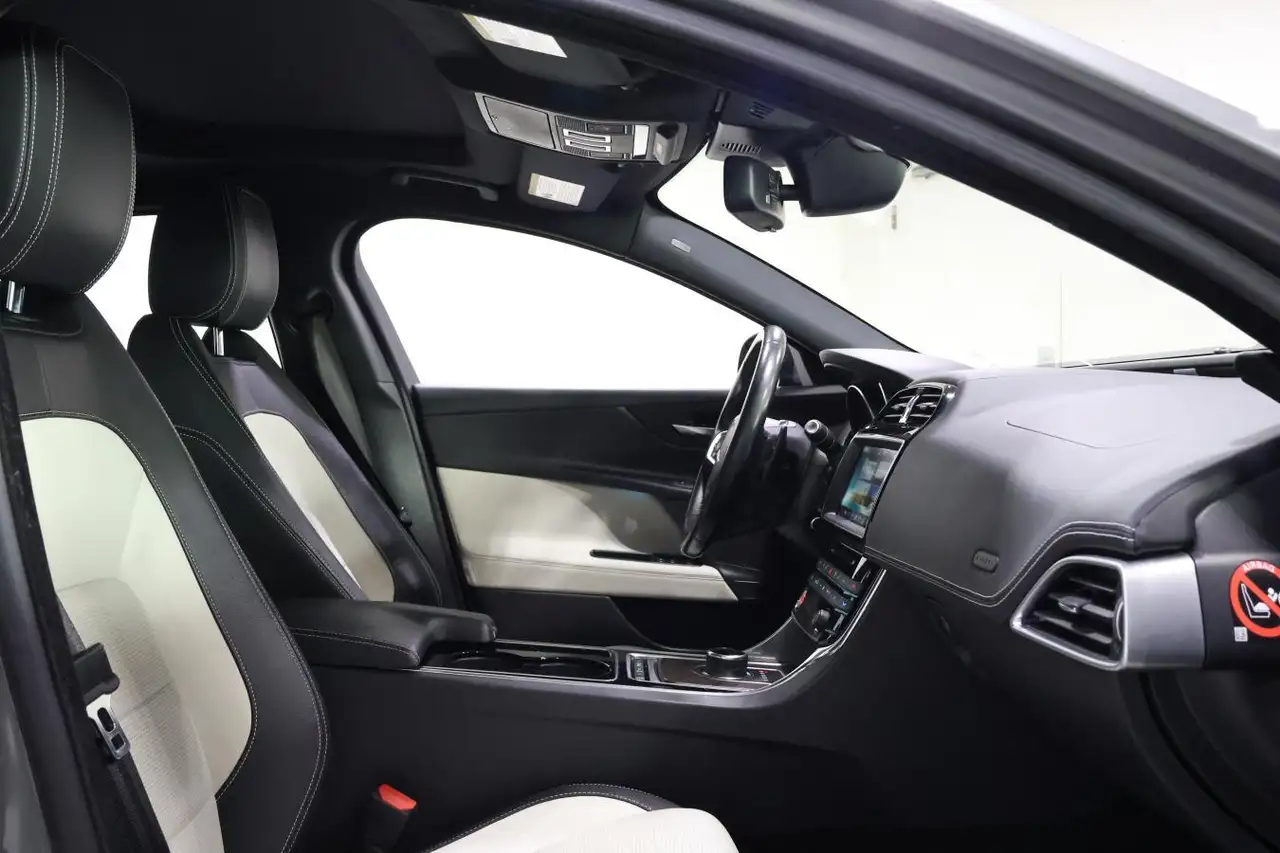 Jaguar XE снимка Jaguar XE
