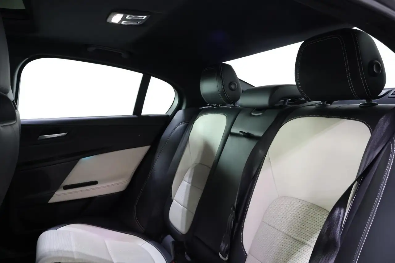 Jaguar XE снимка Jaguar XE