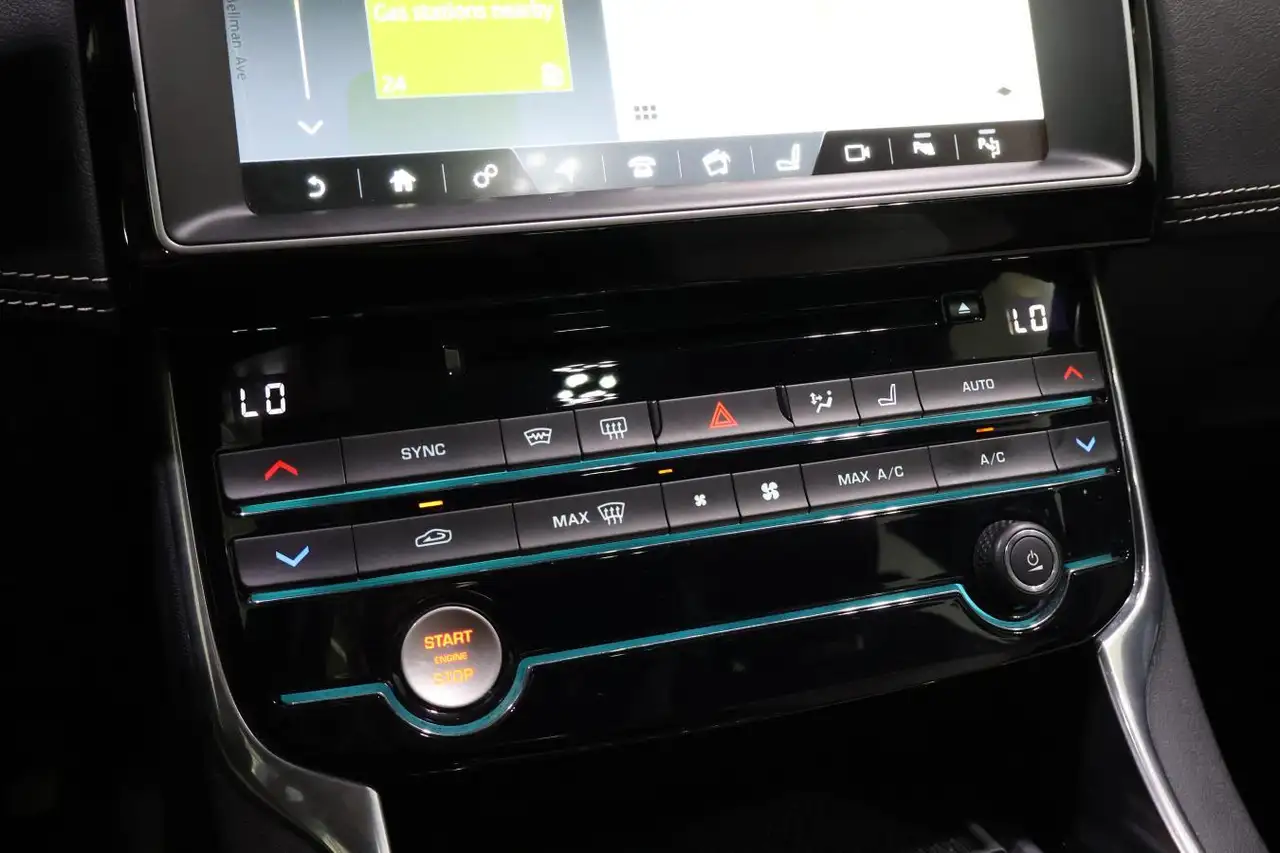 Jaguar XE снимка Jaguar XE