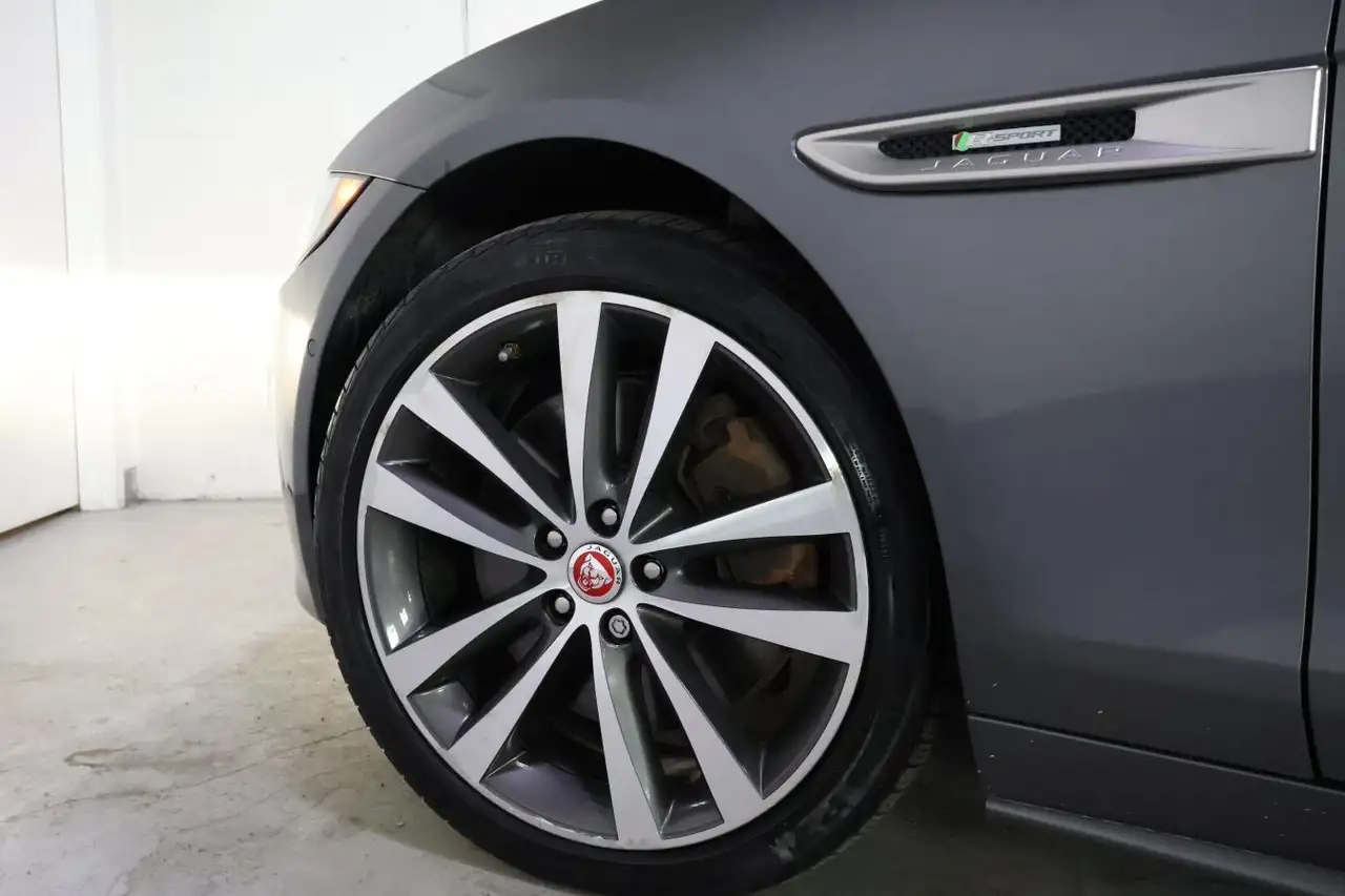 Jaguar XE снимка Jaguar XE