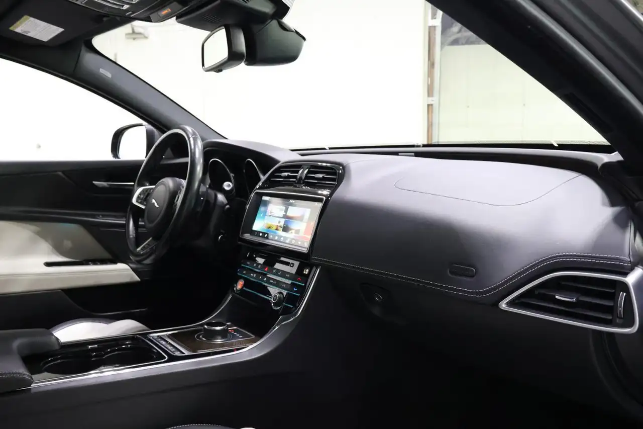Jaguar XE снимка Jaguar XE
