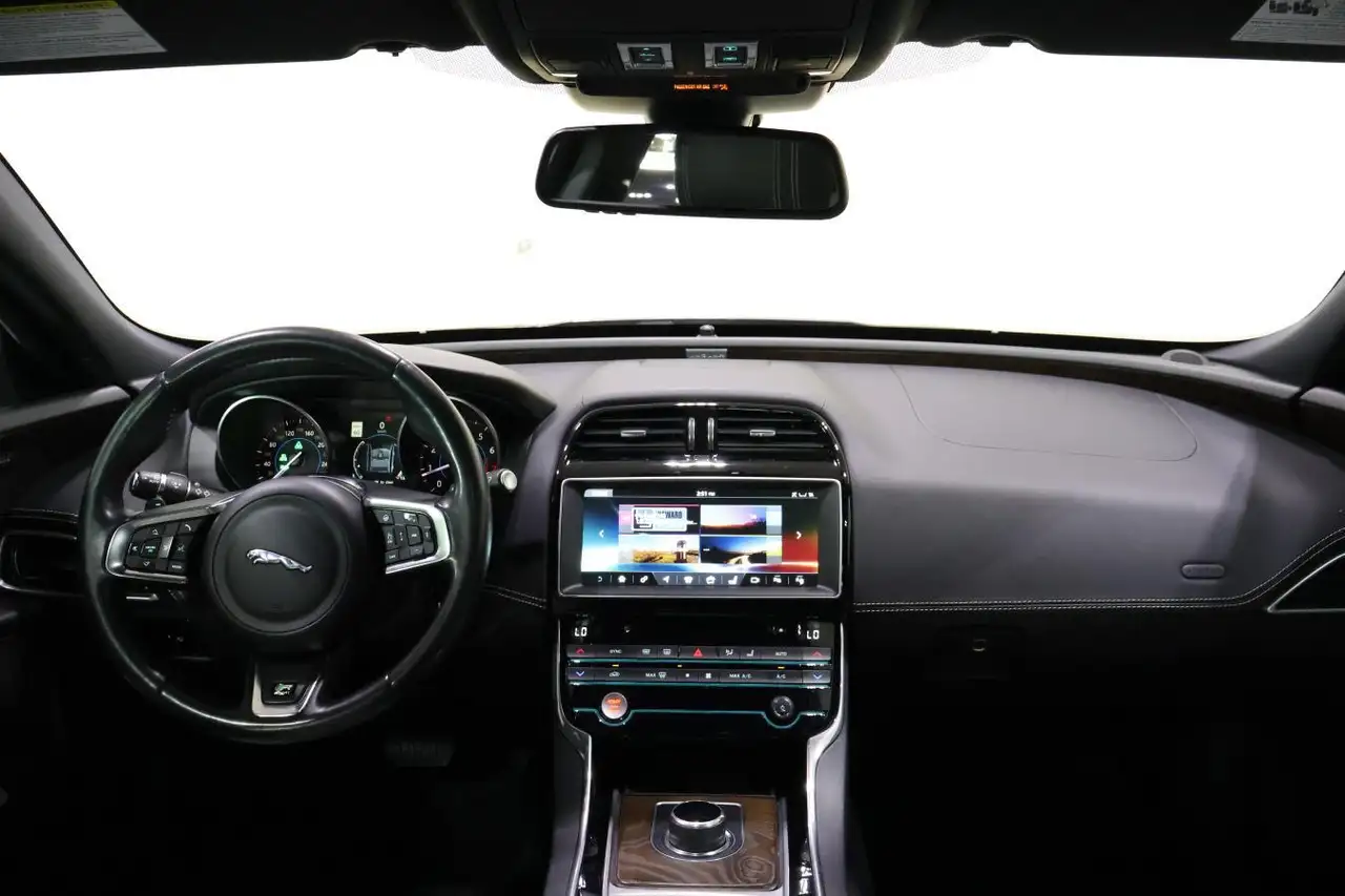Jaguar XE снимка Jaguar XE