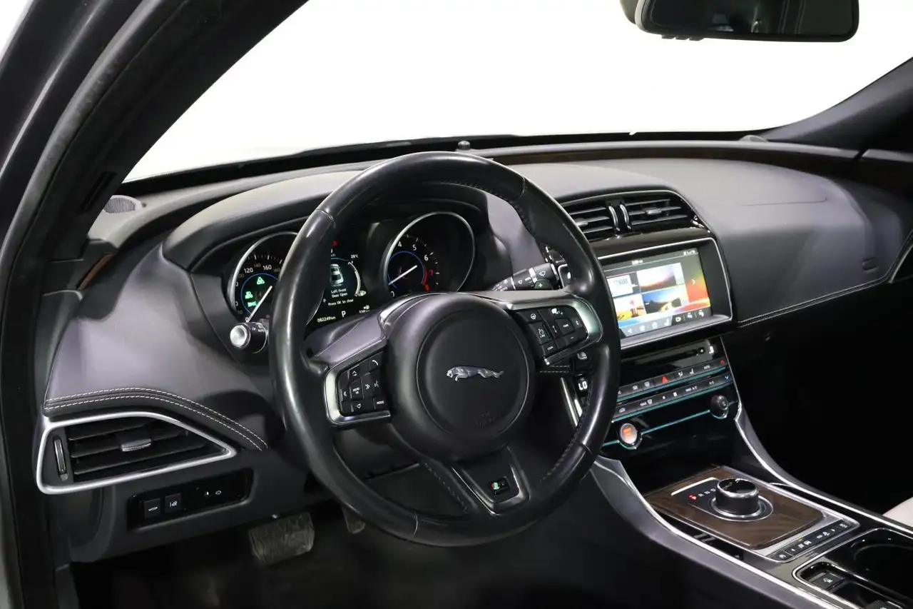 Jaguar XE снимка Jaguar XE