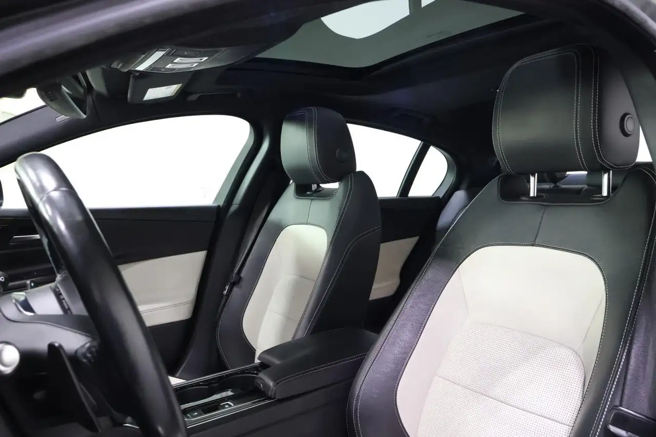 Jaguar XE снимка Jaguar XE