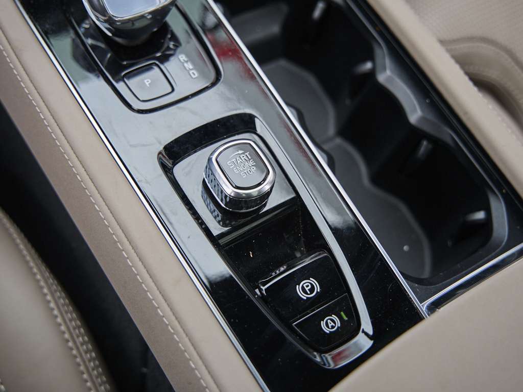 2025 Volvo XC90 Plug in!! Ultra Bright Theme + BOWERS AND WILKINS thumb 27