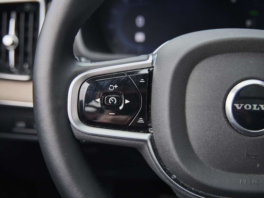 2025 Volvo XC90 Plug in!! Ultra Bright Theme + BOWERS AND WILKINS thumb 28