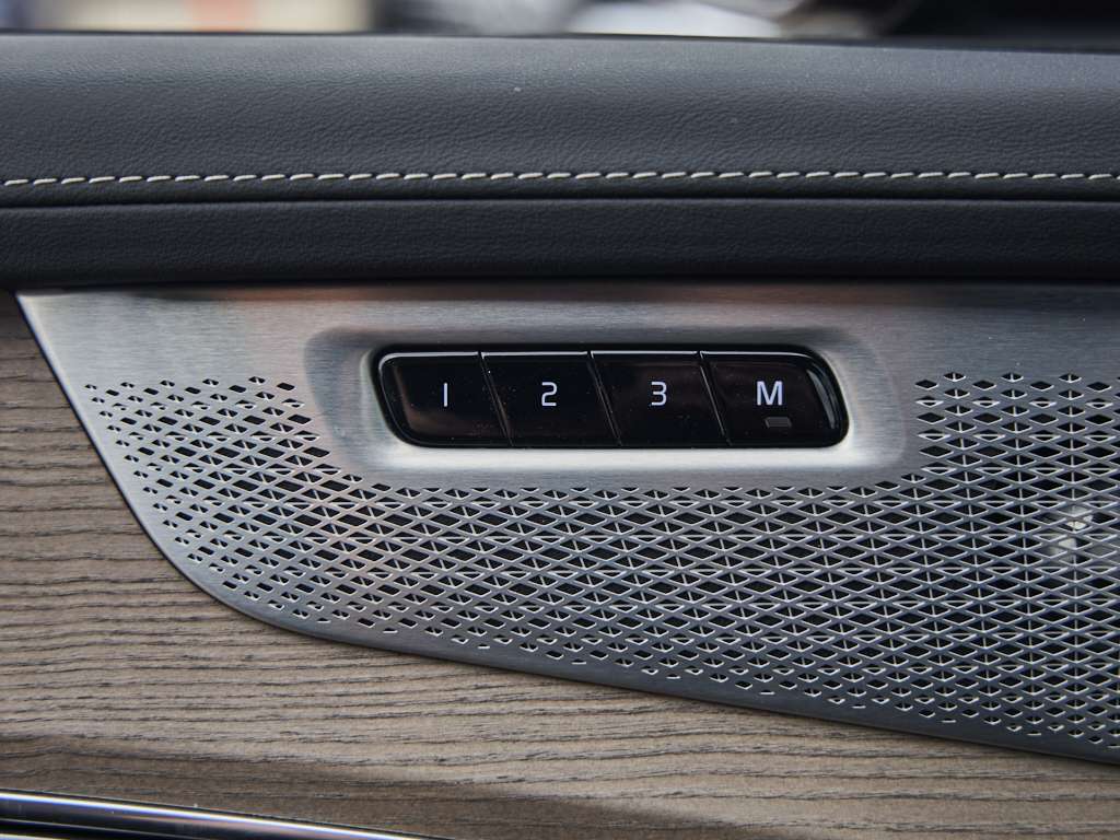 2025 Volvo XC90 Plug in!! Ultra Bright Theme + BOWERS AND WILKINS thumb 34