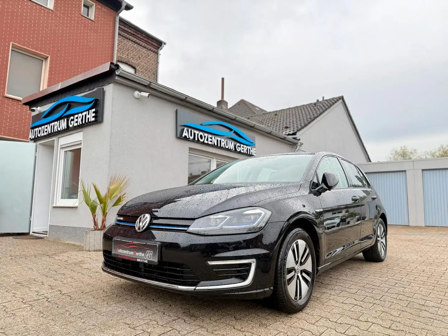 Volkswagen Golf VII Lim. e-Golf *Automatik*1.Hand*Navi*LED* Negro - 1