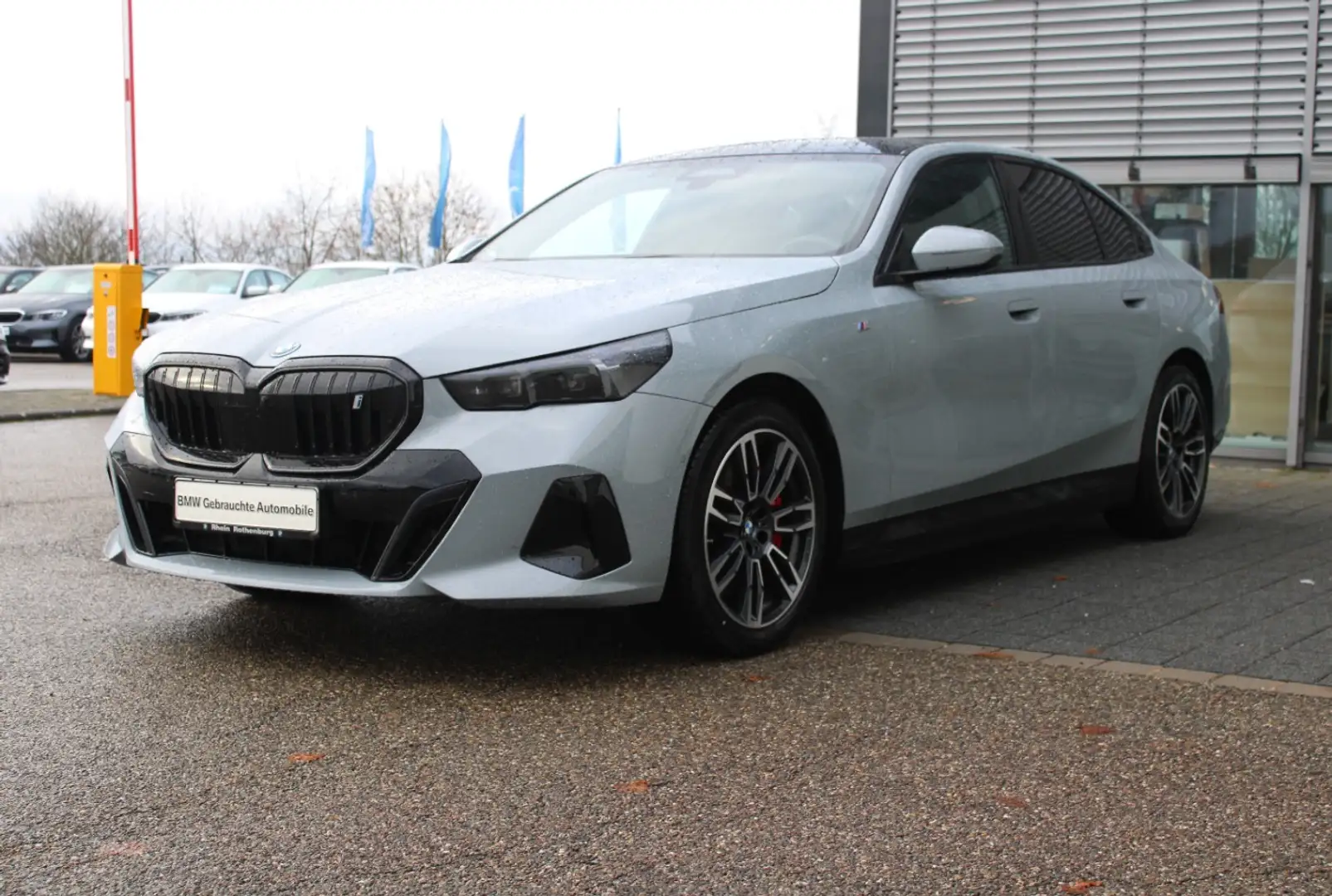 BMW i5 eDrive40 M Sport pro Komfort Pano AHK ACC Grau - 1