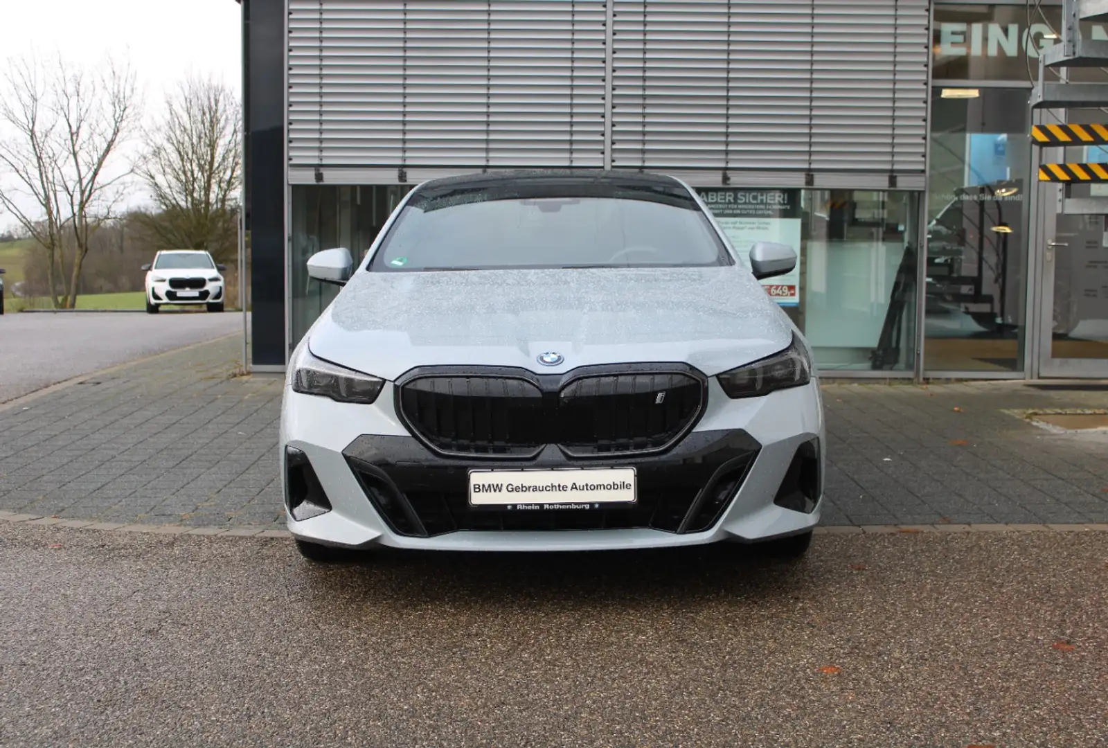 BMW i5 eDrive40 M Sport pro Komfort Pano AHK ACC Grau - 2